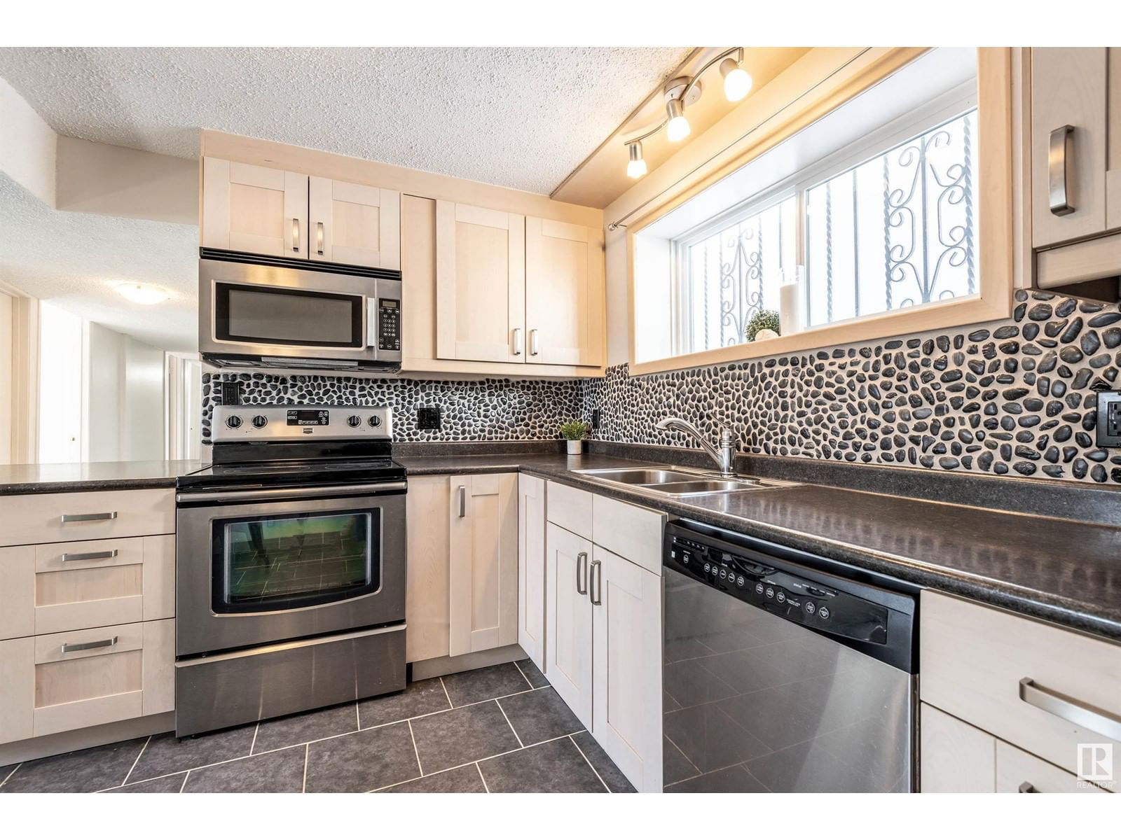 1071 56 St Nw Edmonton, Alberta