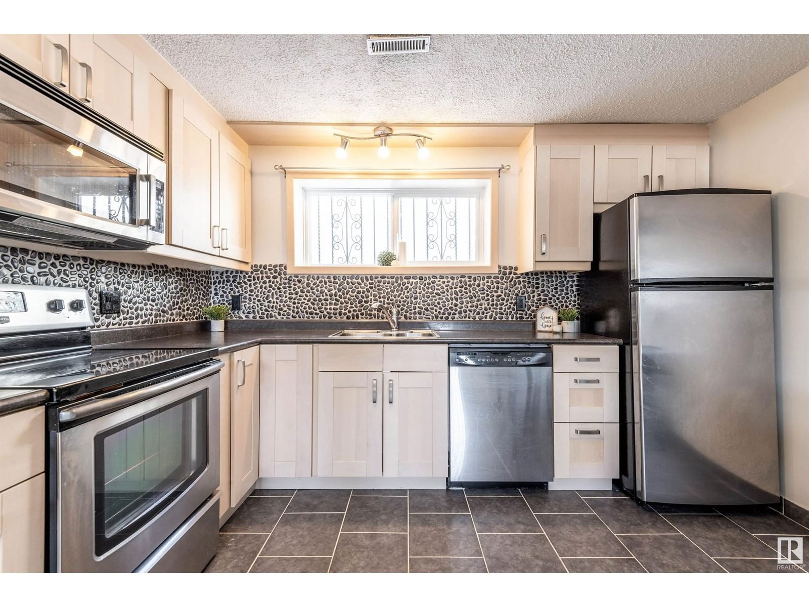 1071 56 St Nw Edmonton, Alberta