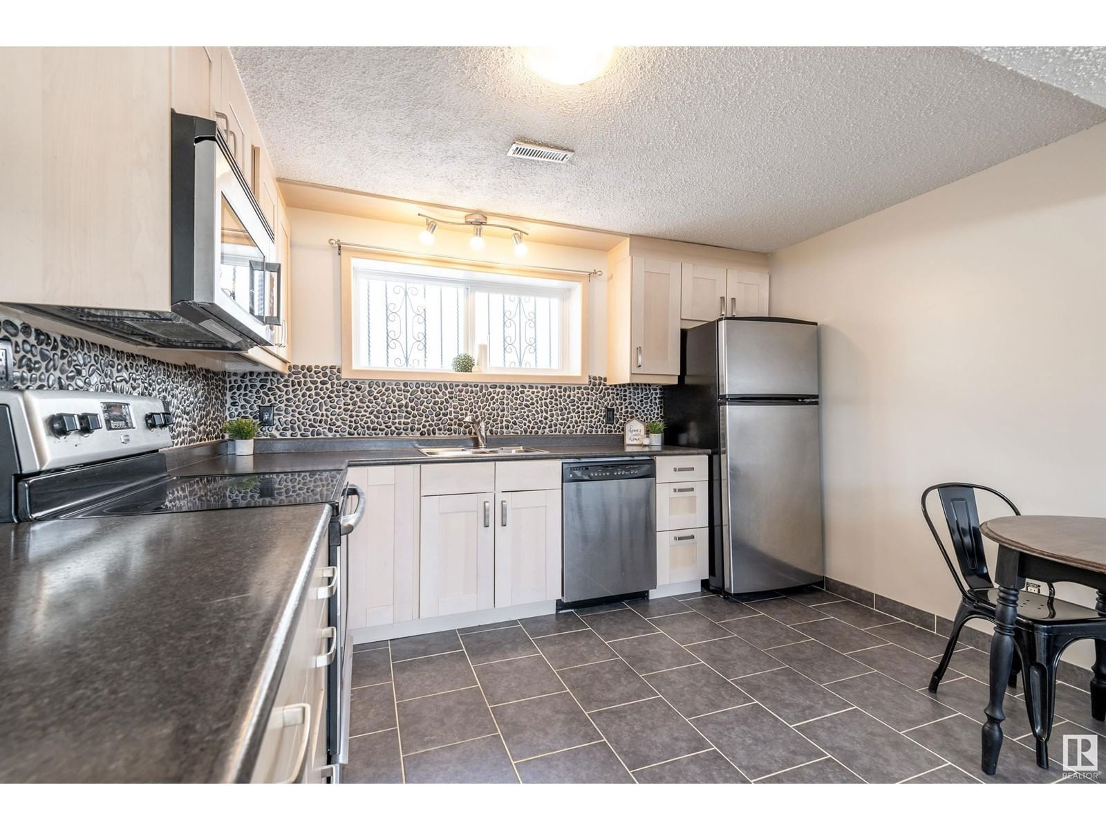 1071 56 St Nw Edmonton, Alberta