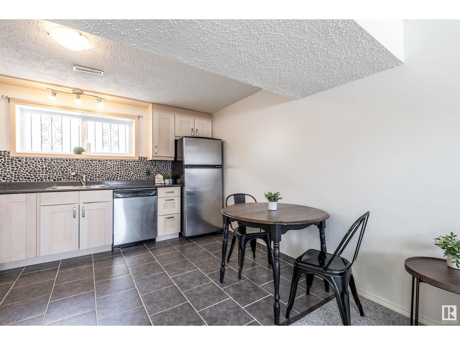 1071 56 St Nw Edmonton, Alberta