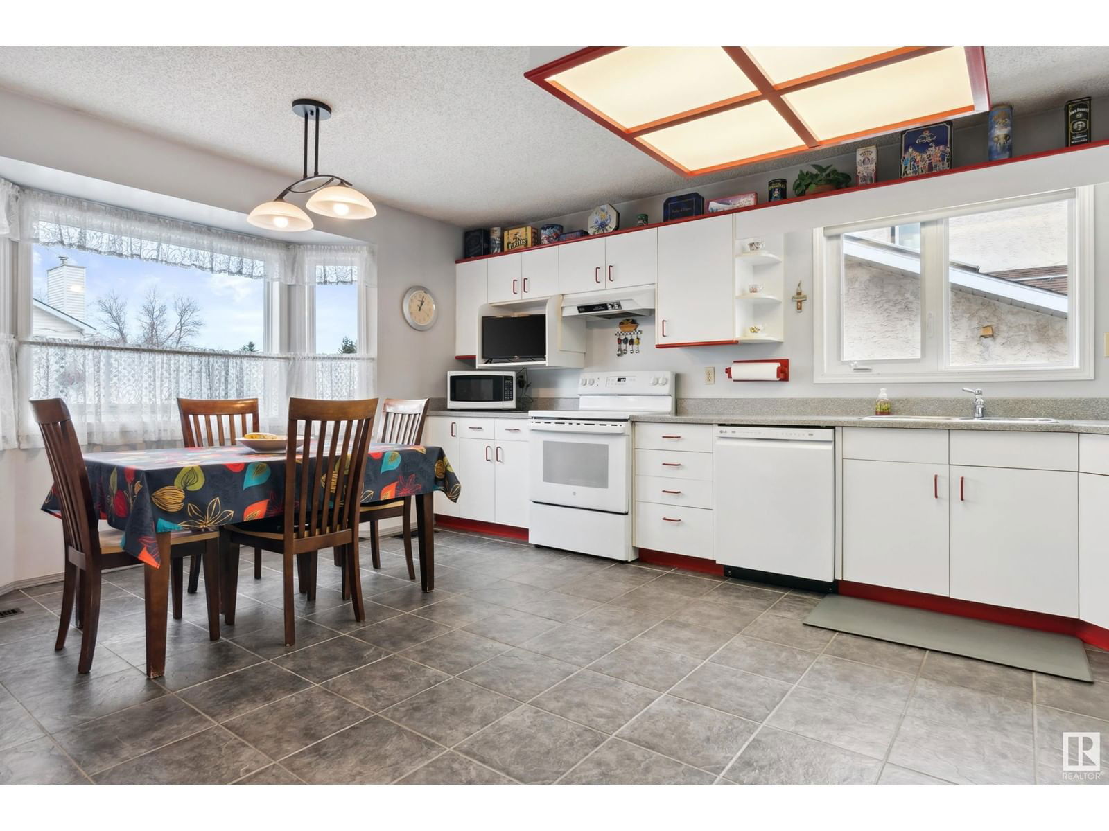 8218 93 AV Image 10