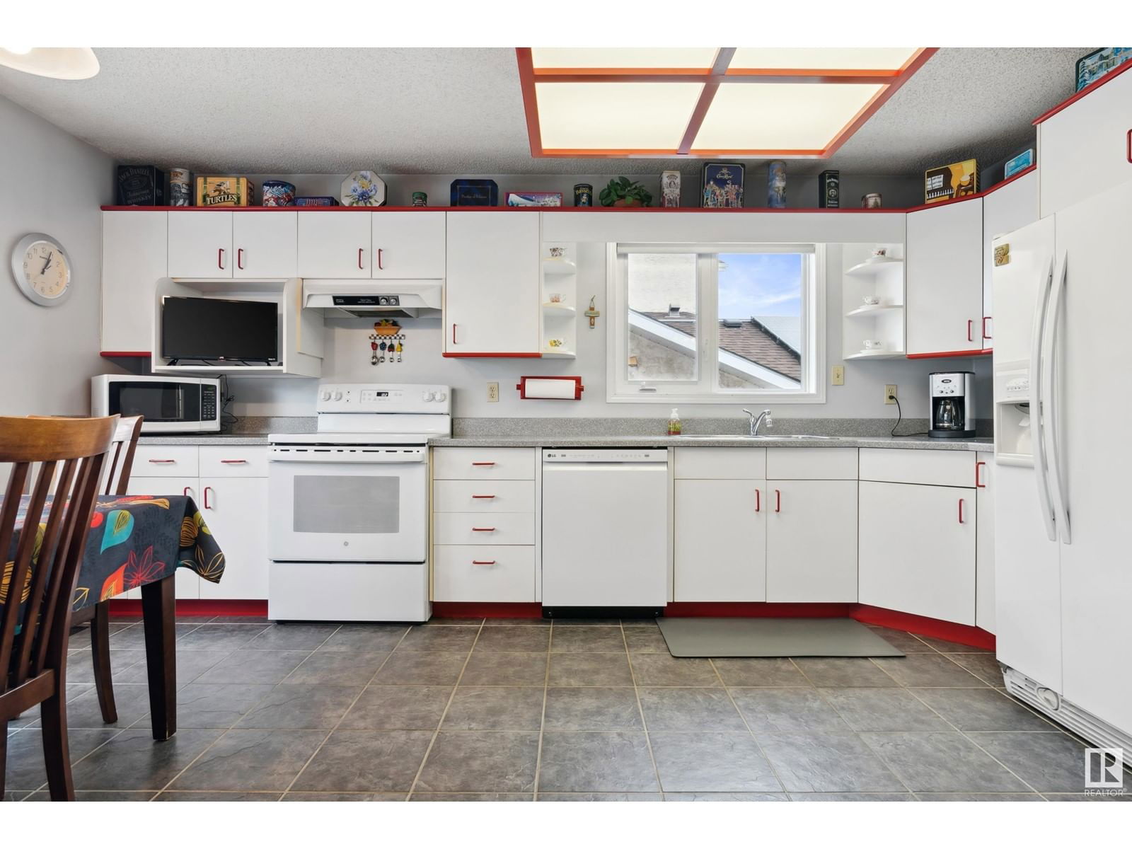 8218 93 AV Image 11