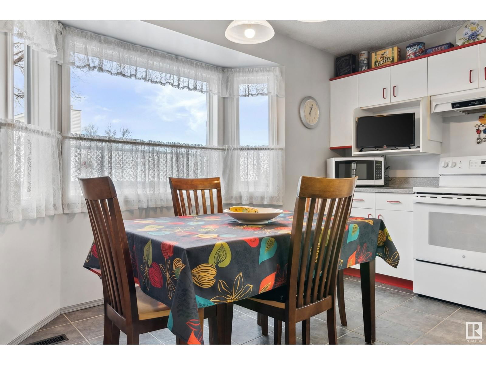 8218 93 AV Image 12