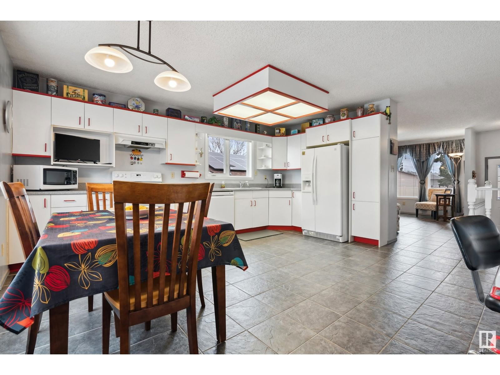 8218 93 AV Image 13