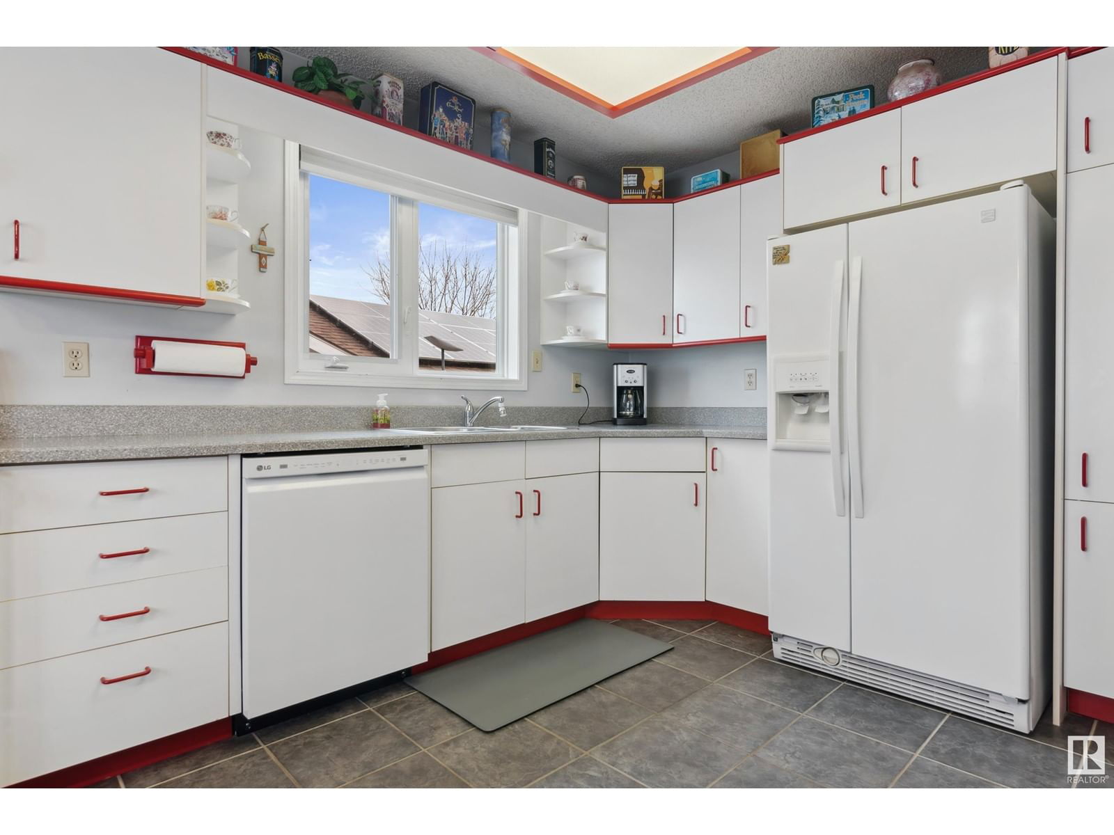 8218 93 AV Image 14