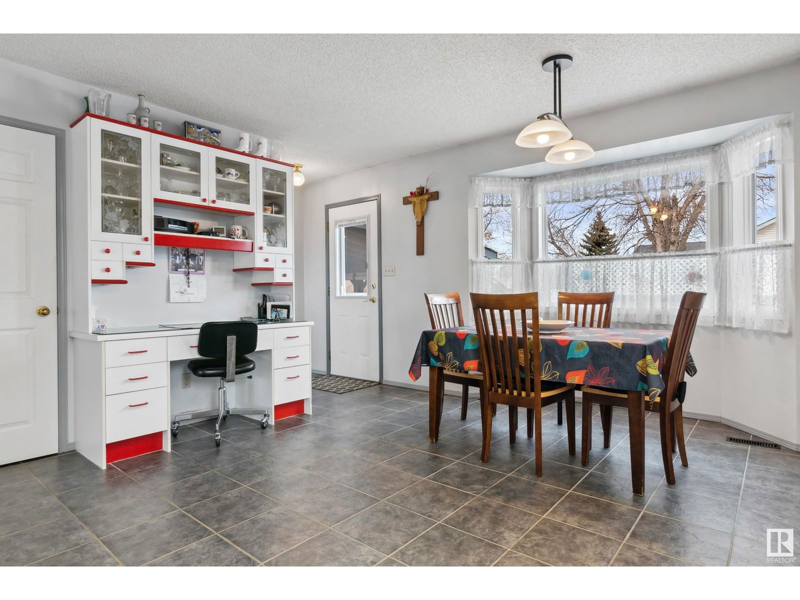 8218 93 AV Image 15