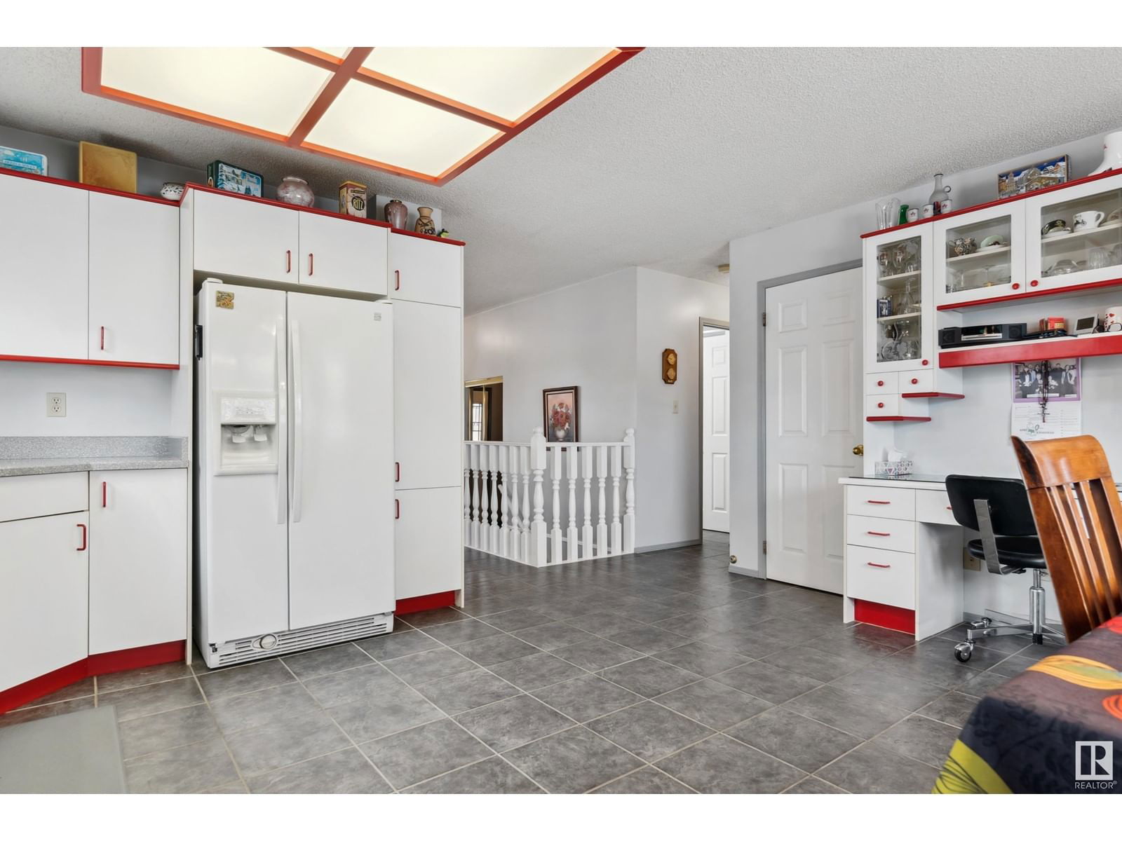 8218 93 AV Image 16