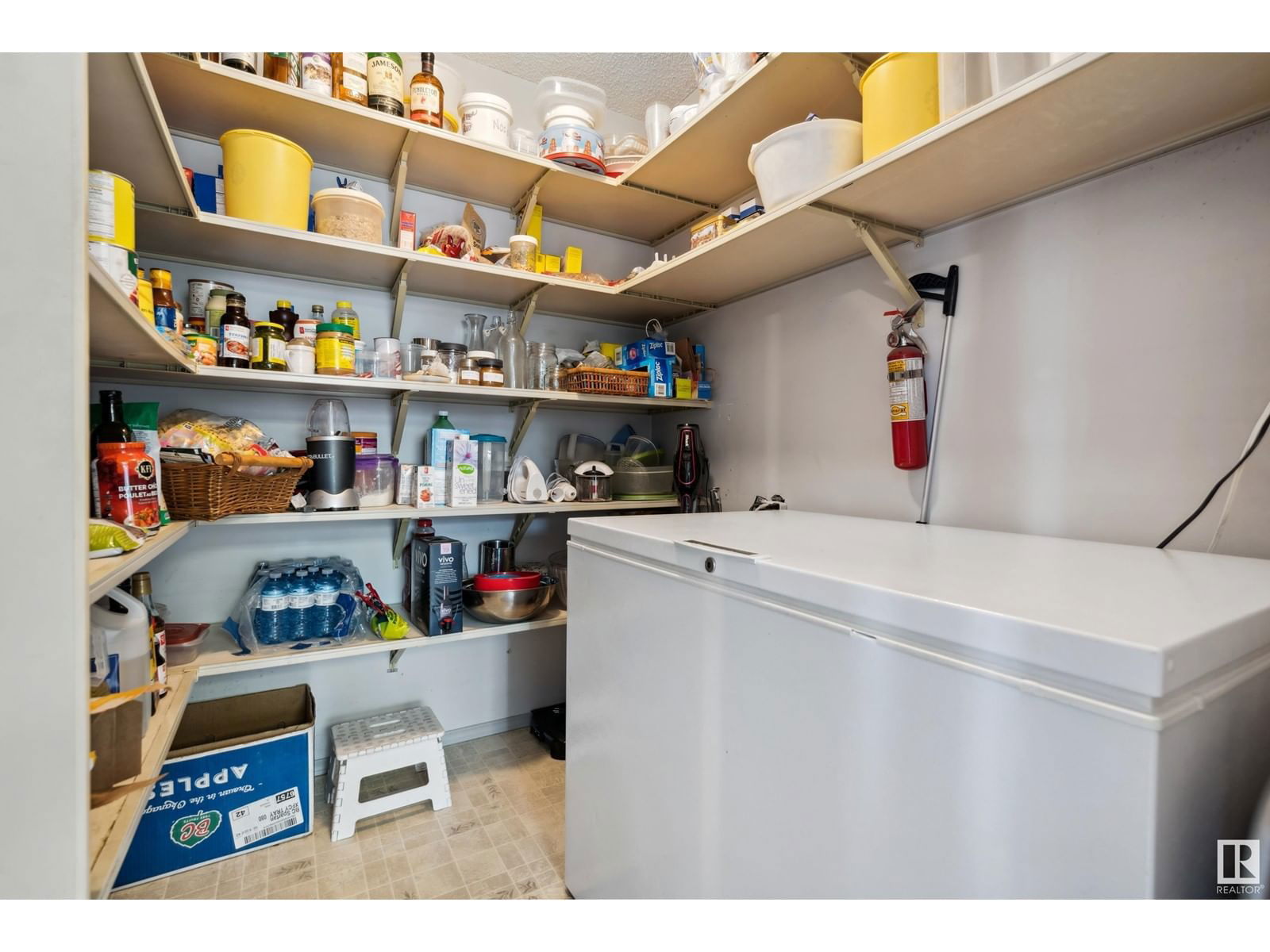 8218 93 AV Image 17