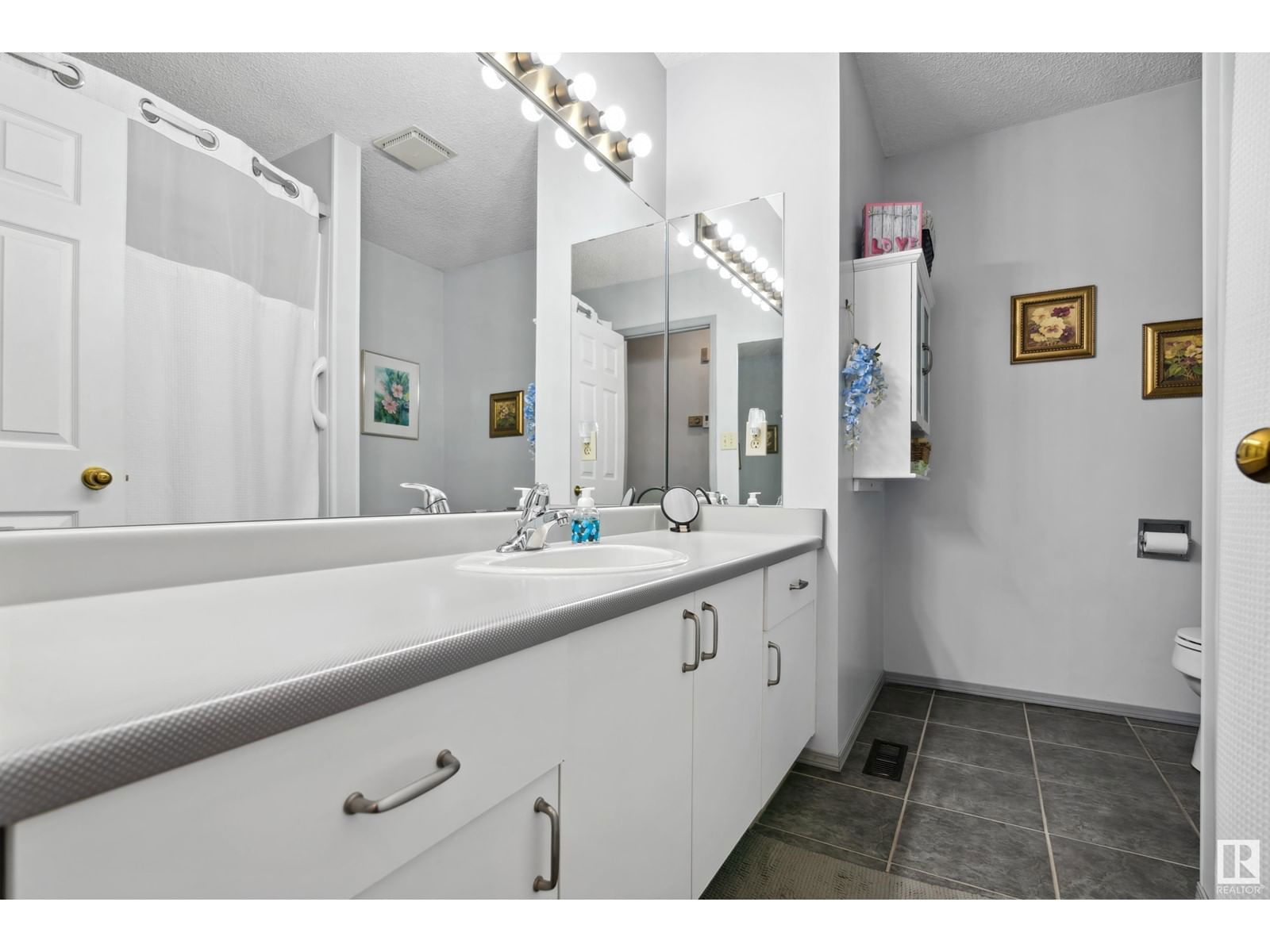 8218 93 AV Image 19