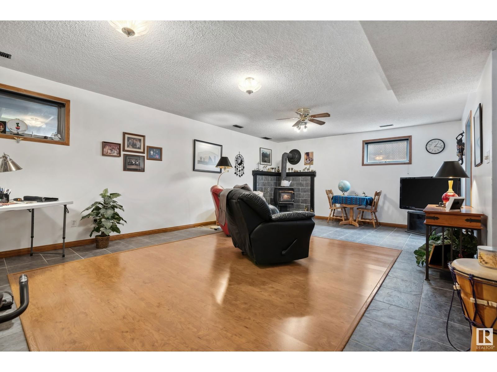 8218 93 AV Image 23