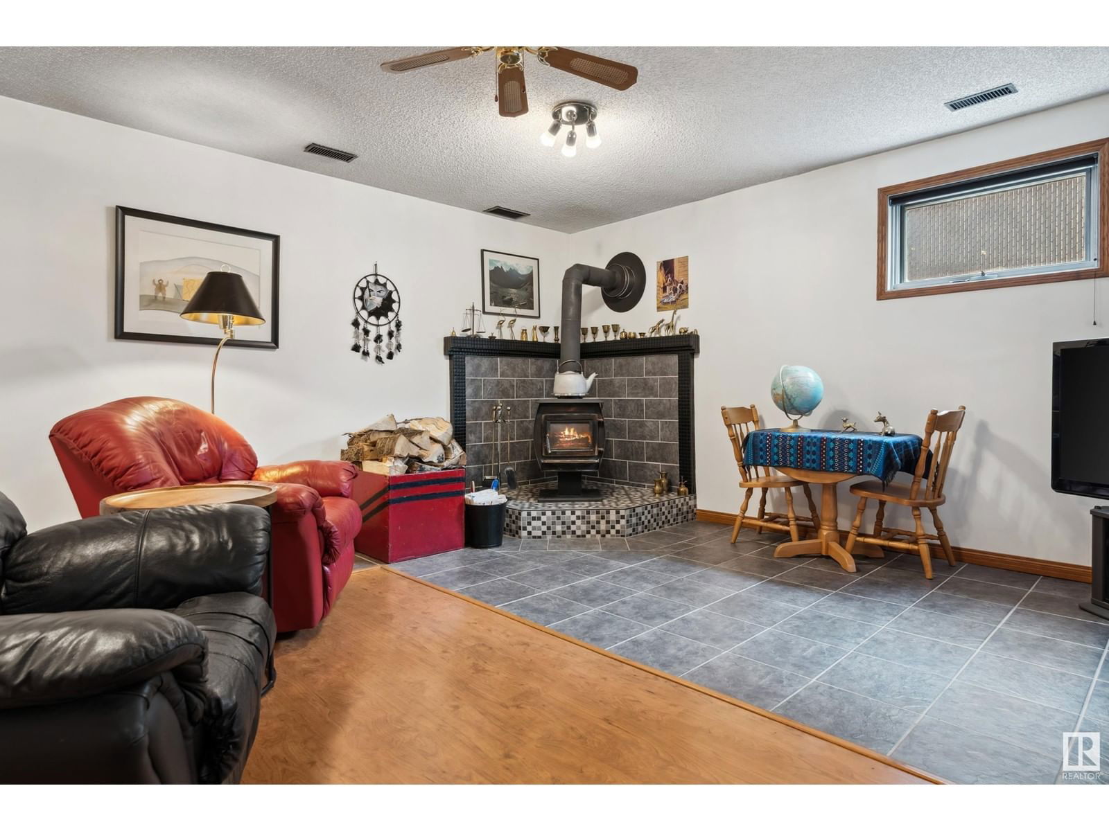 8218 93 AV Image 25