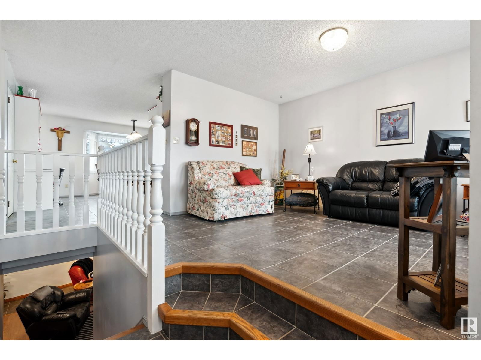 8218 93 AV Image 4