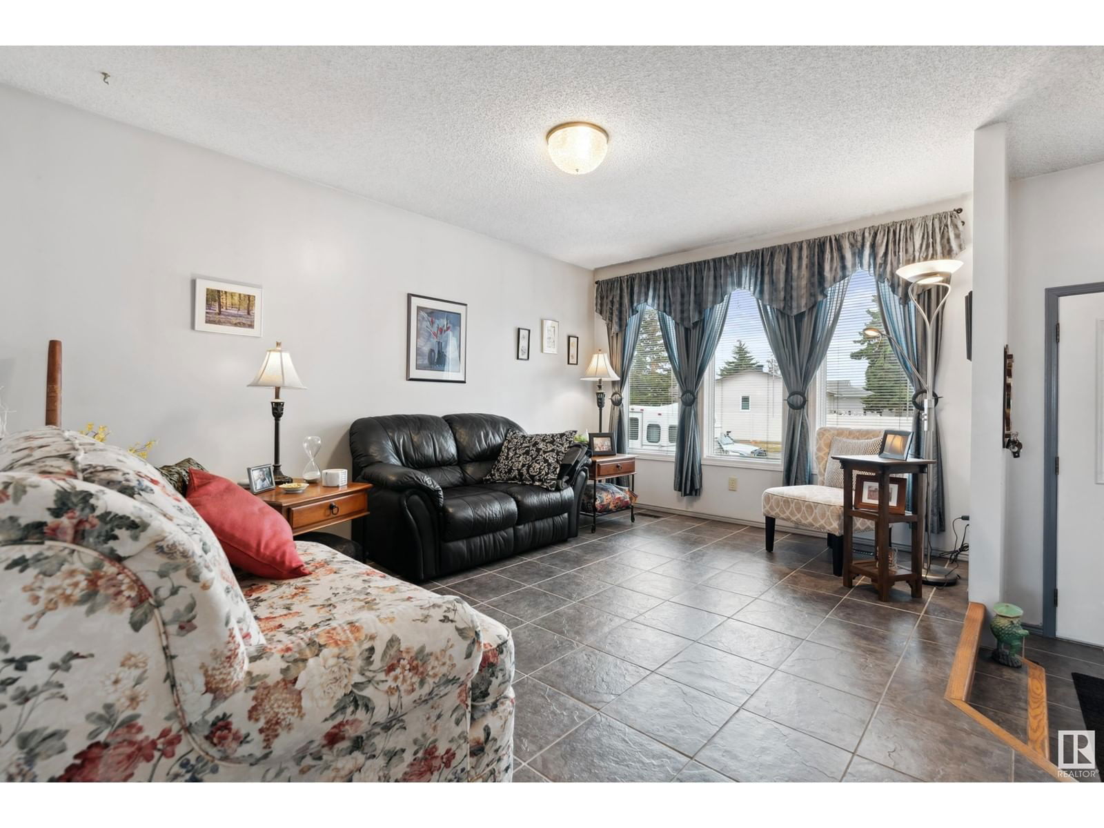 8218 93 AV Image 6
