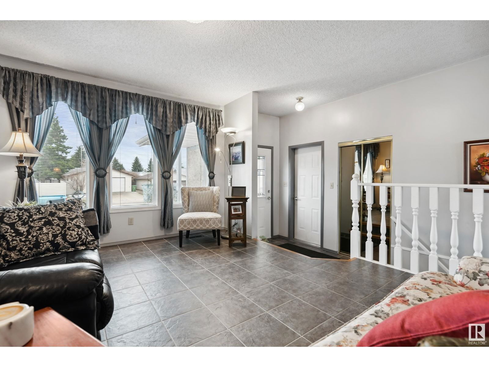 8218 93 AV Image 7
