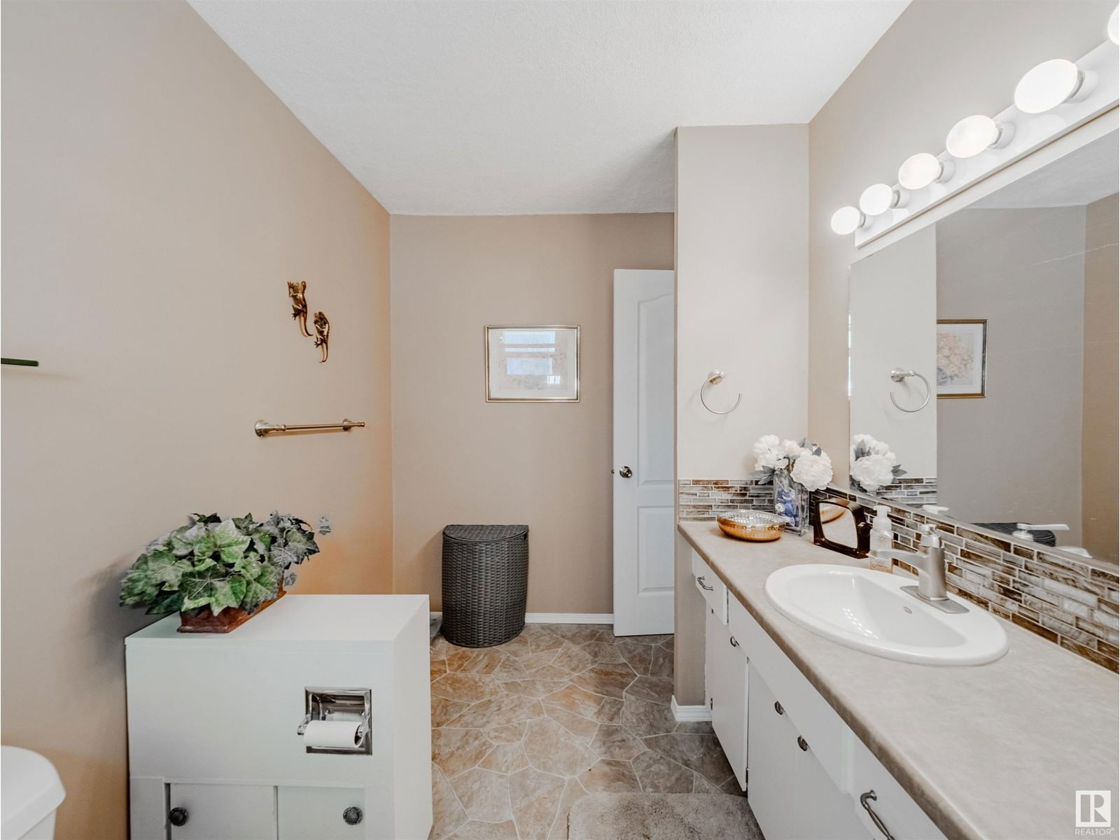 316 3 STREET Image 40