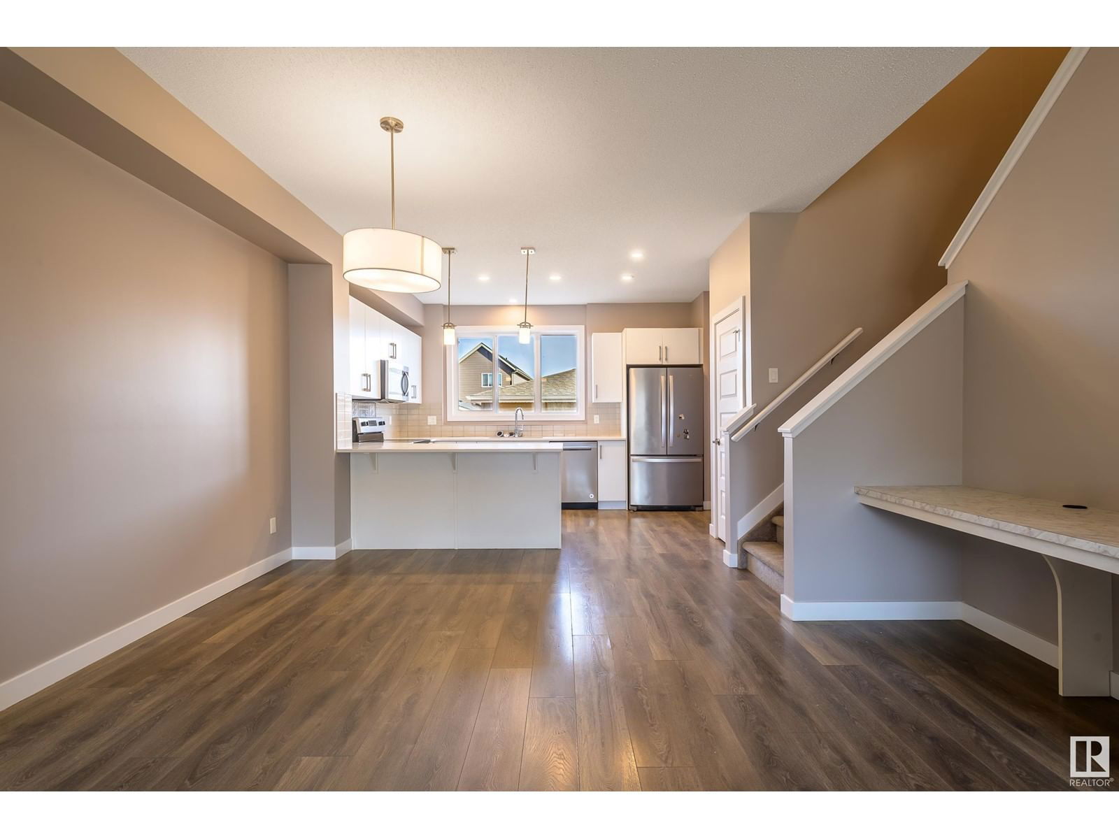 391 CHARLESWORTH DR Image 18