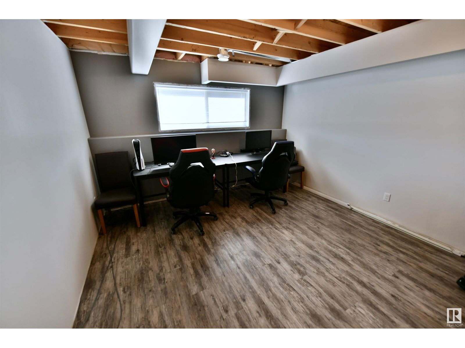 5230 55 AV Image 19