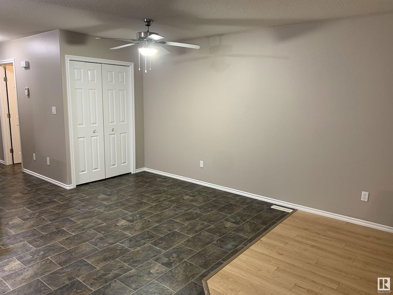 5230 55 AV Image 31