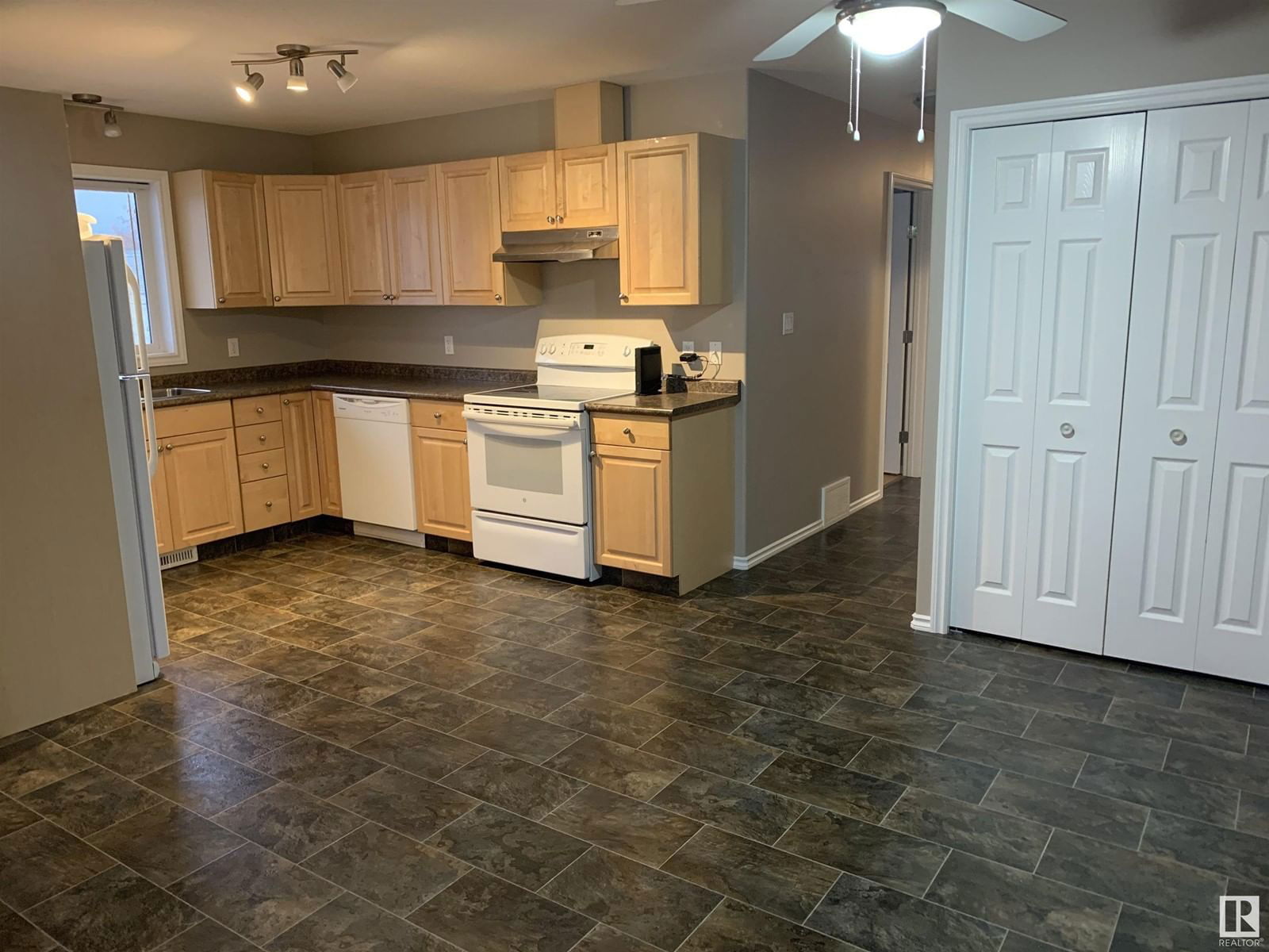 5230 55 AV Image 32