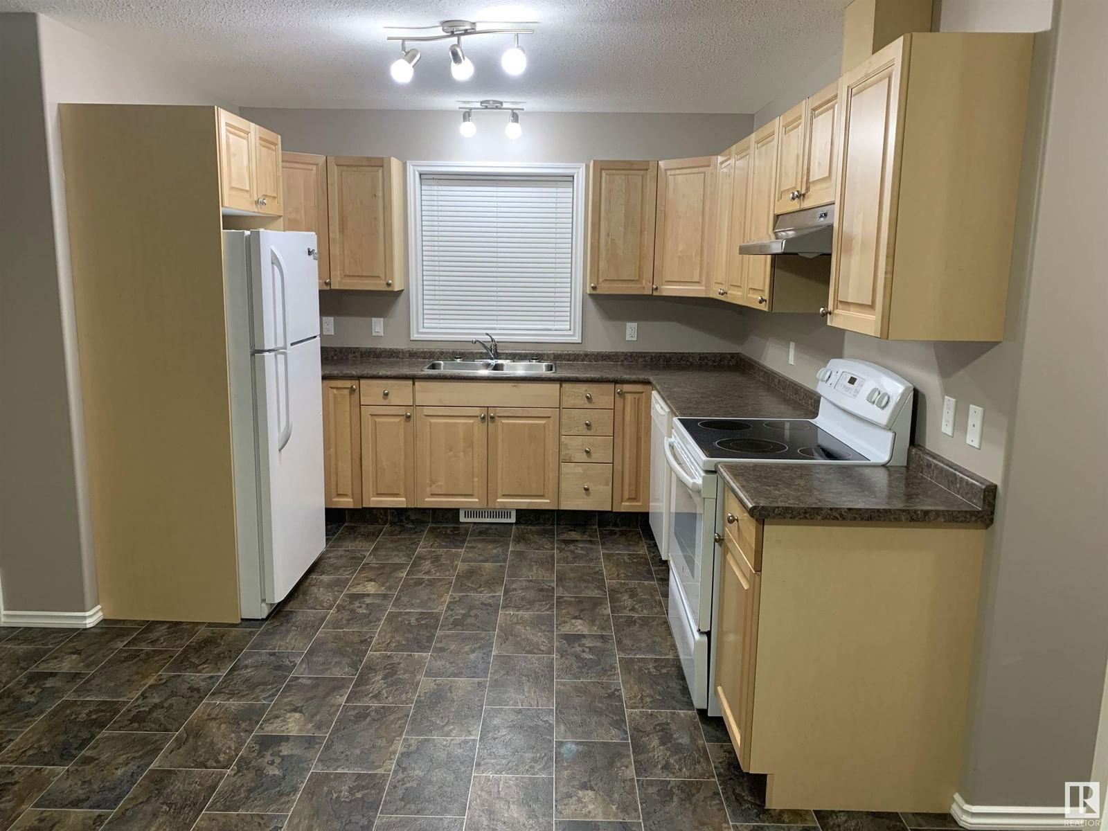 5230 55 AV Image 33