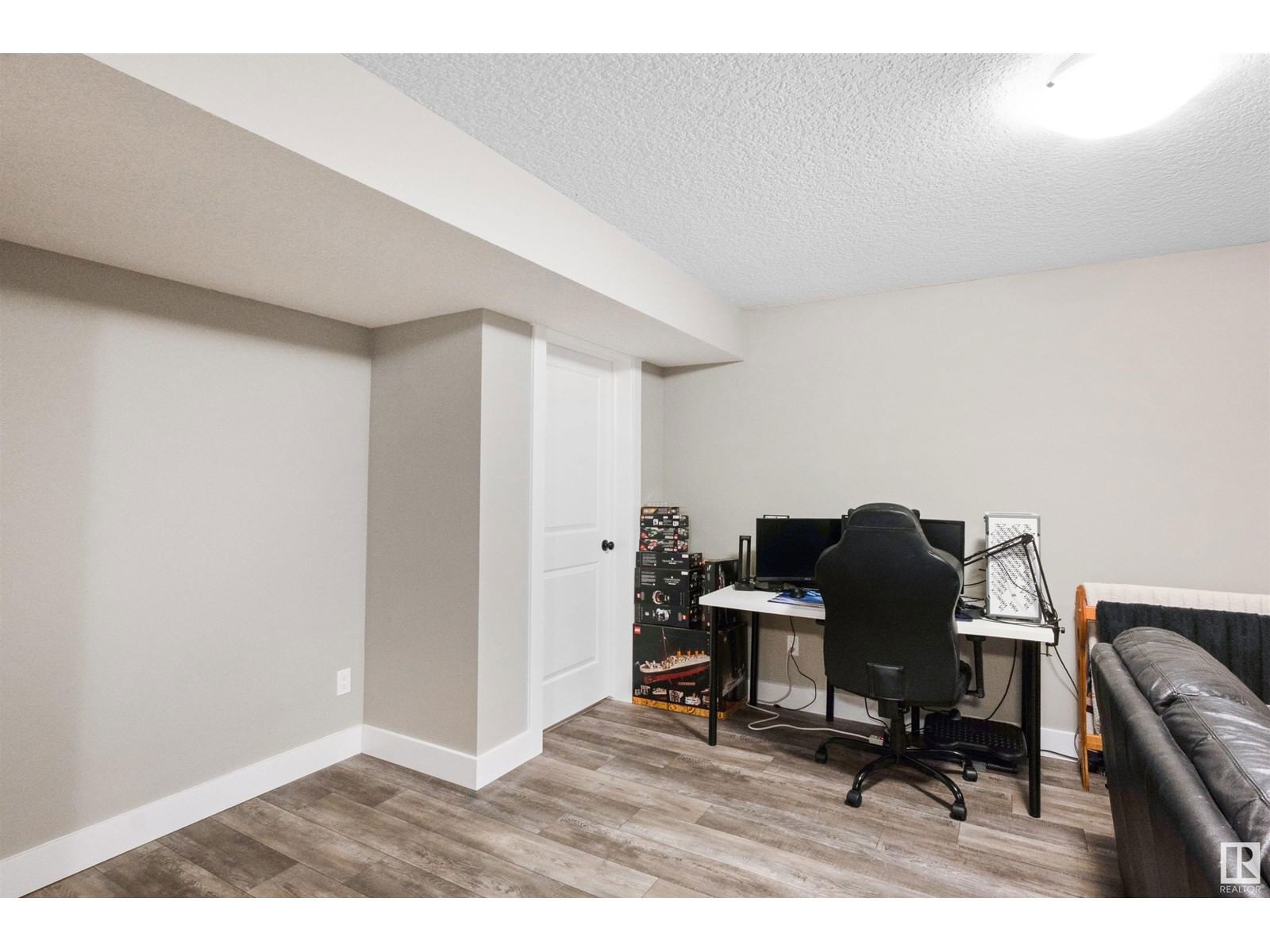SW - 15632 14 AV Image 41