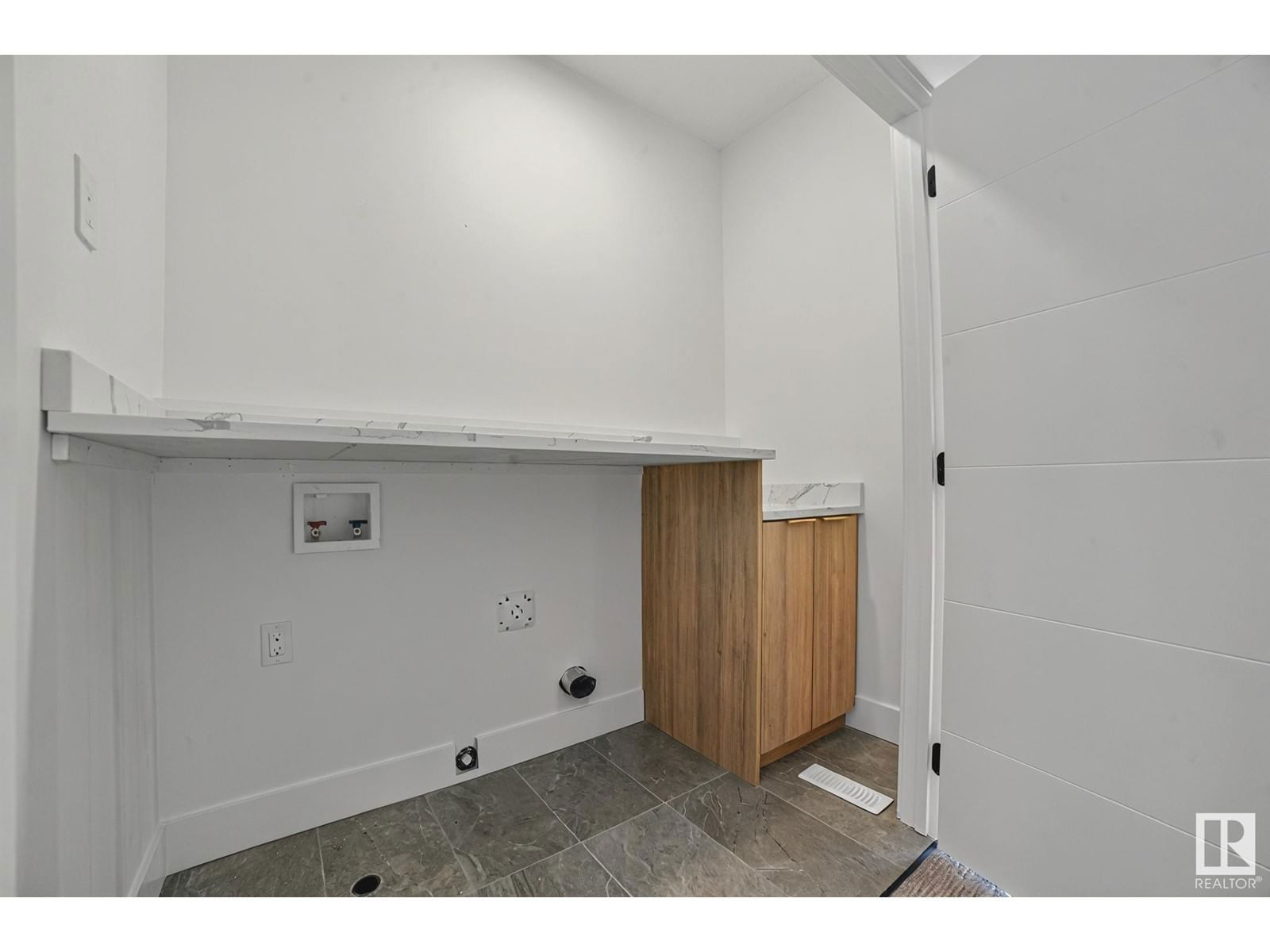 11017 125 ST Image 40
