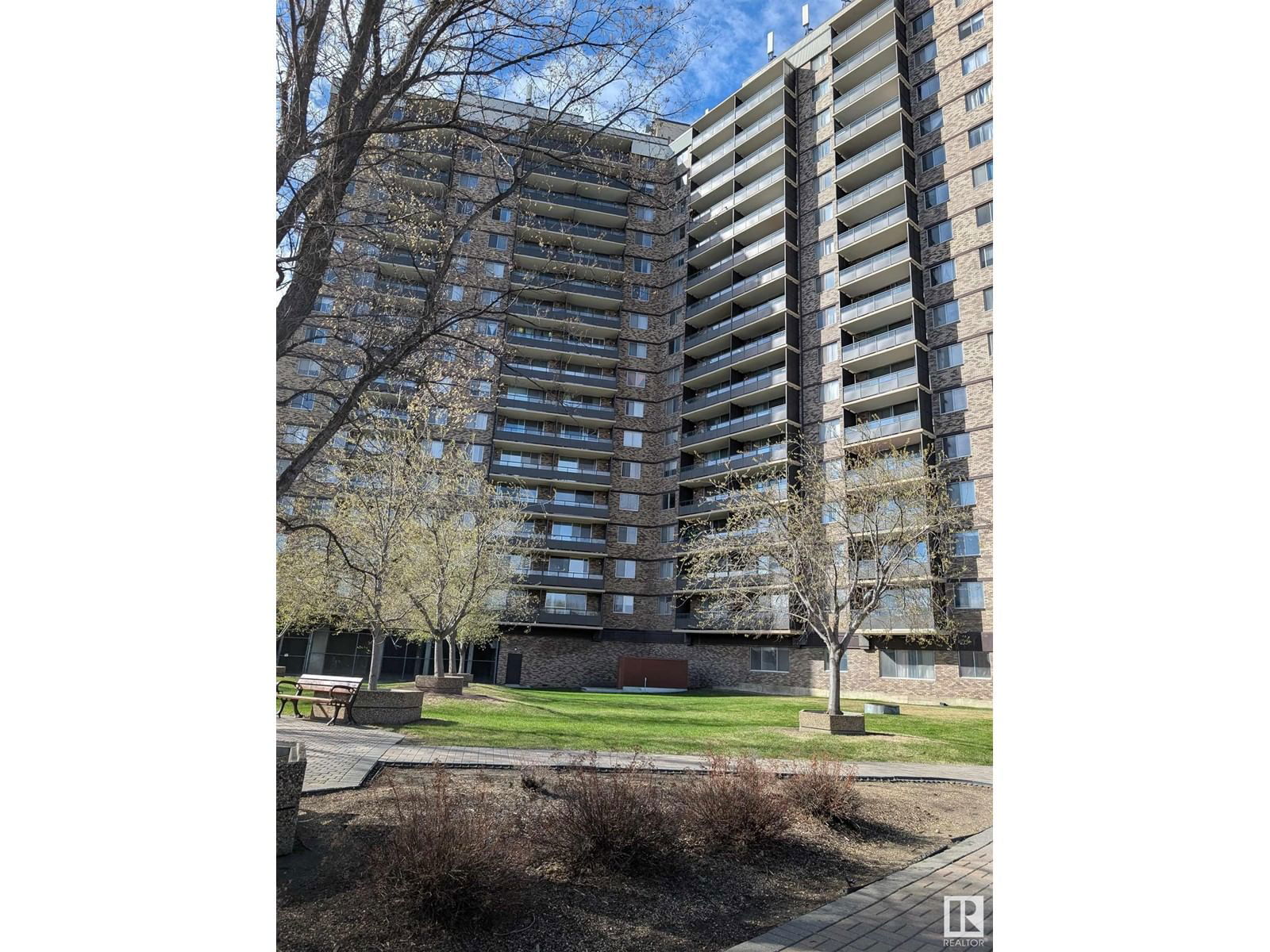 1718 STONY PLAIN RD Image 14