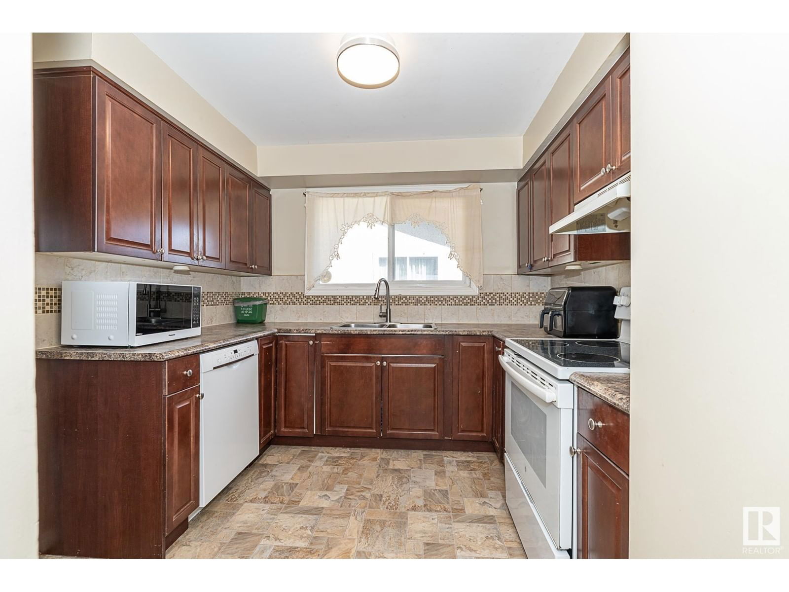 Nw - 16533 105a Av Edmonton, Alberta