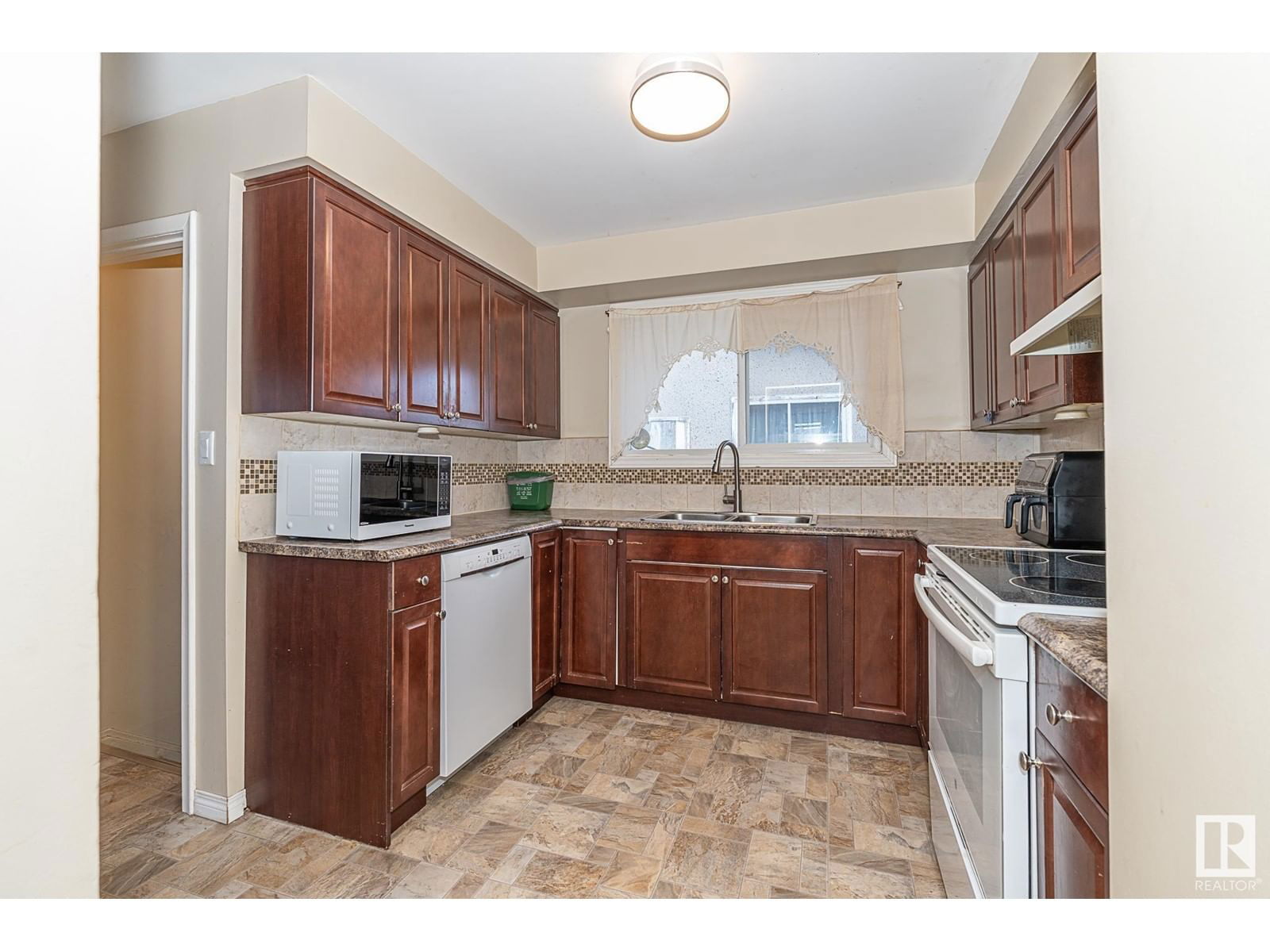 Nw - 16533 105a Av Edmonton, Alberta