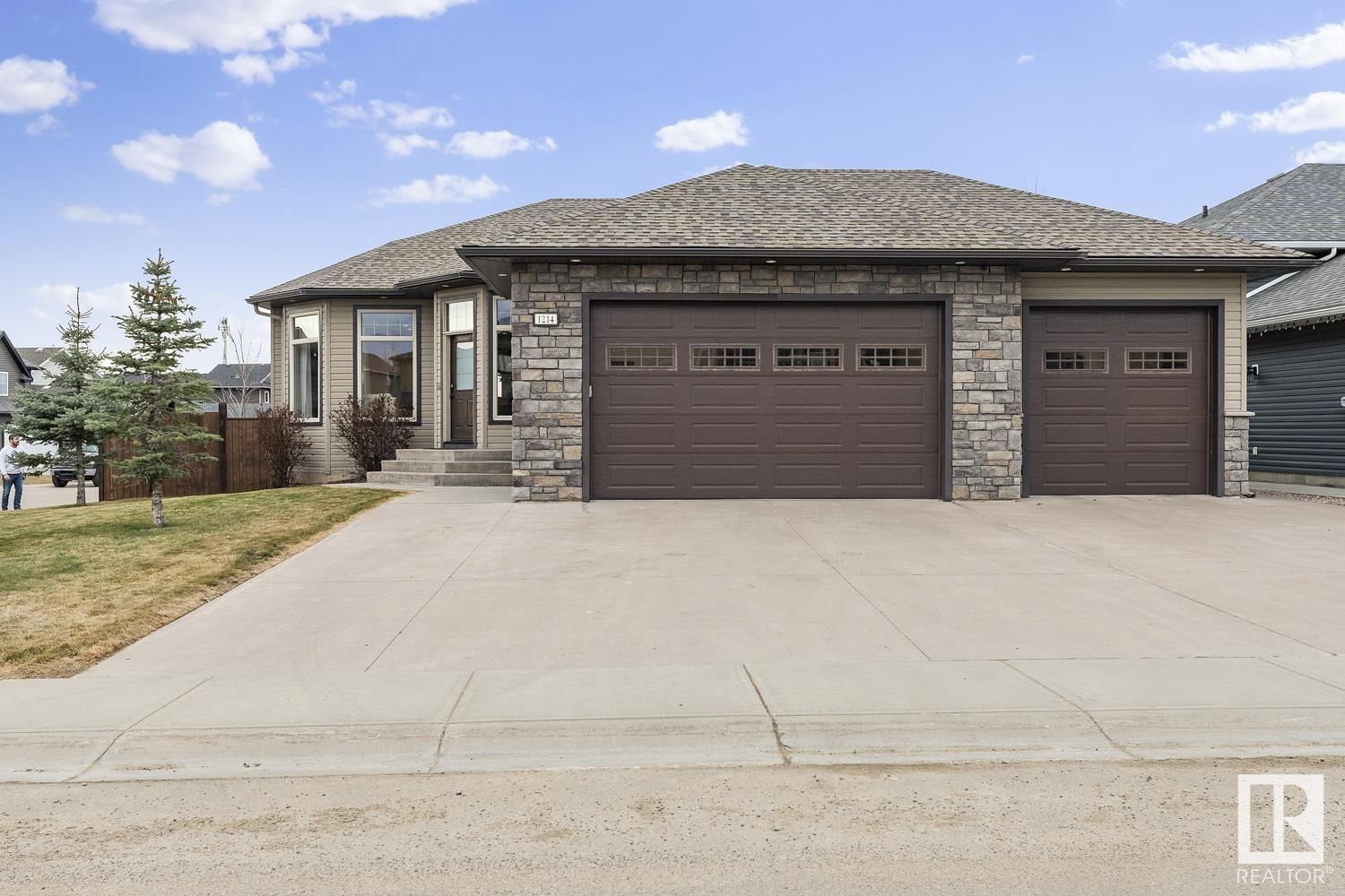 1214 18 AV Image 2