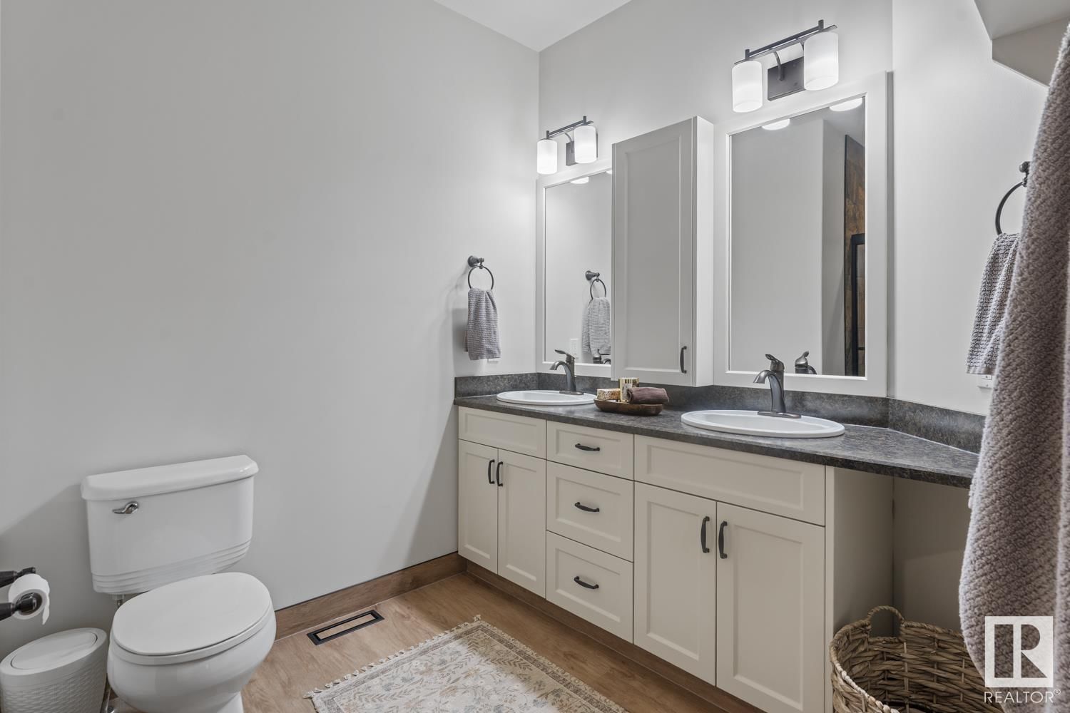 1214 18 AV Image 35