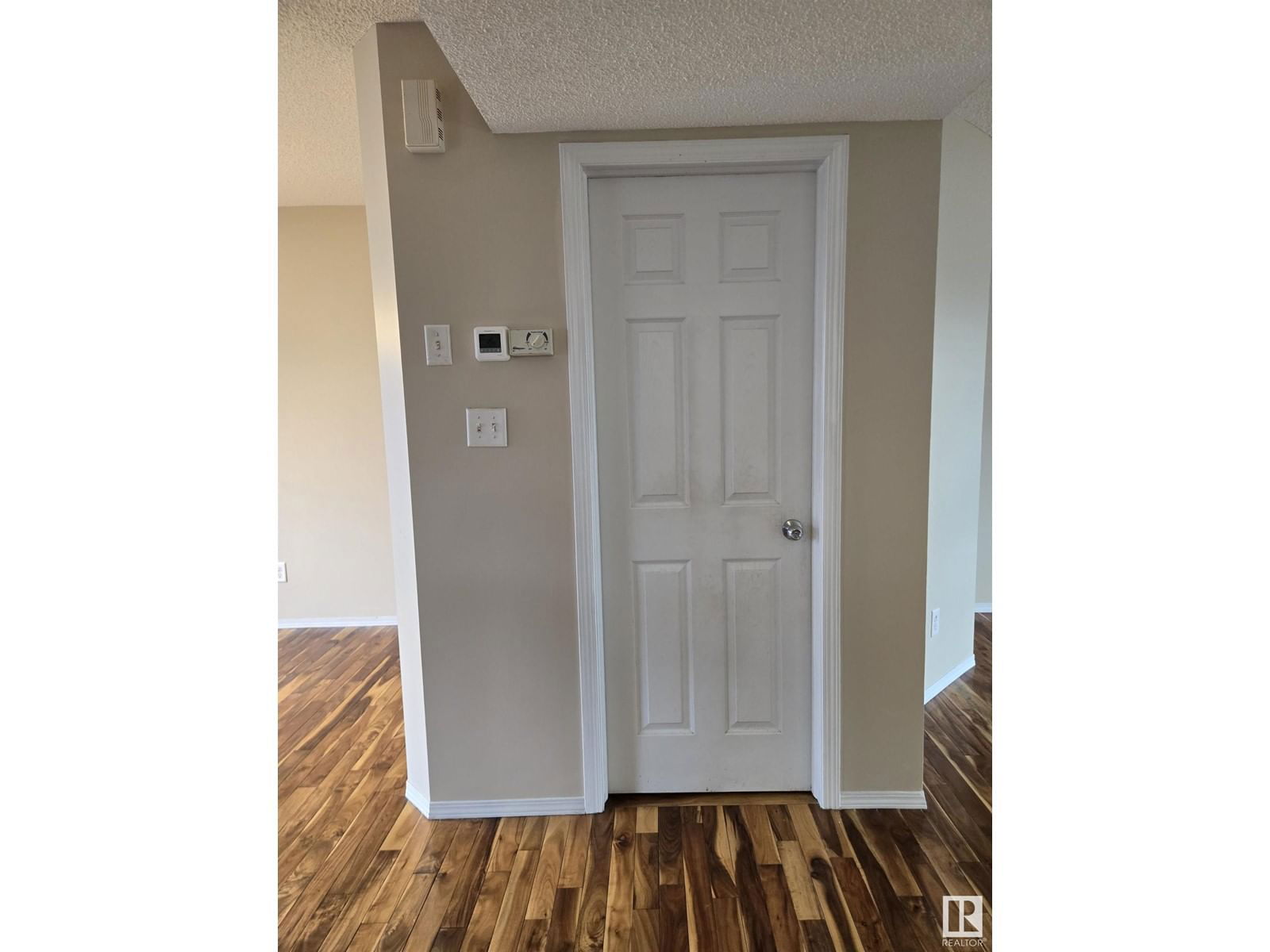 SW - 7113 21 AV Image 14