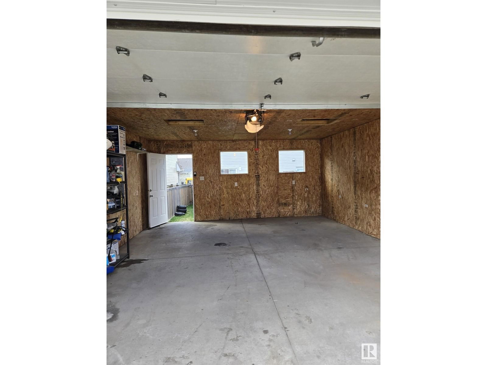SW - 7113 21 AV Image 24