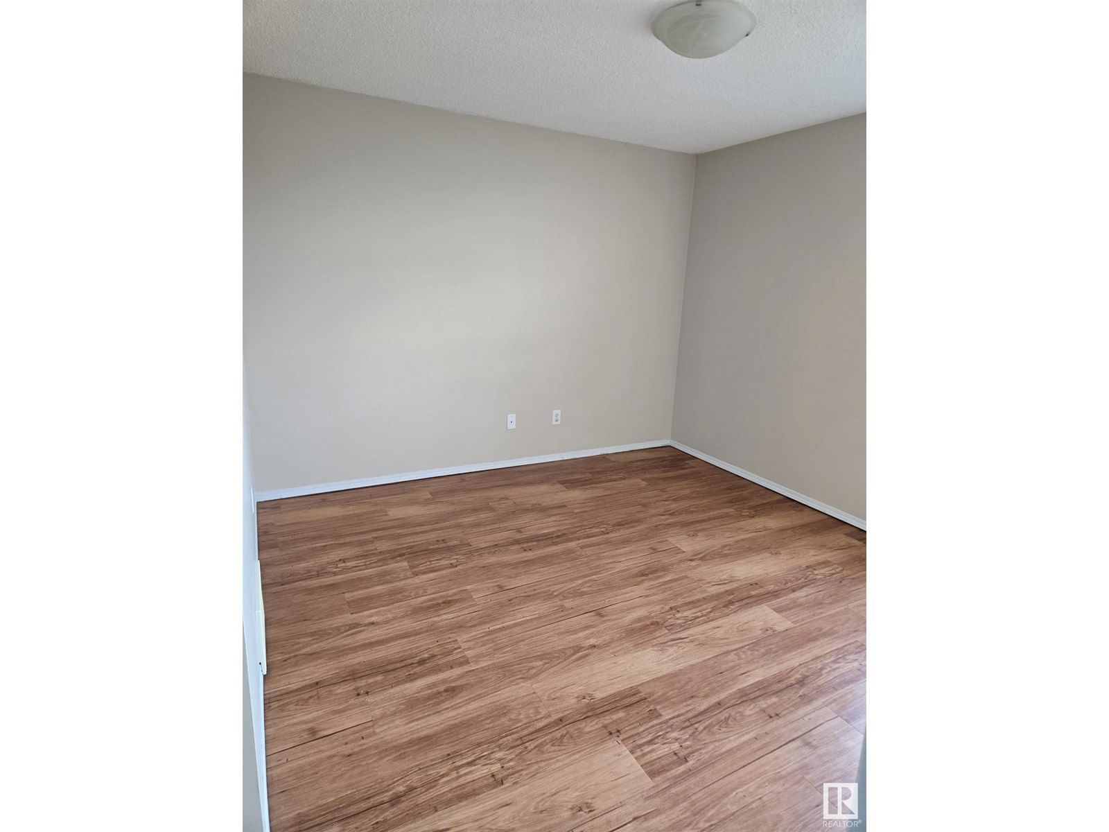 SW - 7113 21 AV Image 35