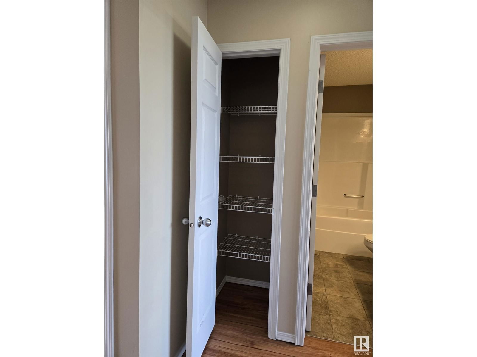 SW - 7113 21 AV Image 41