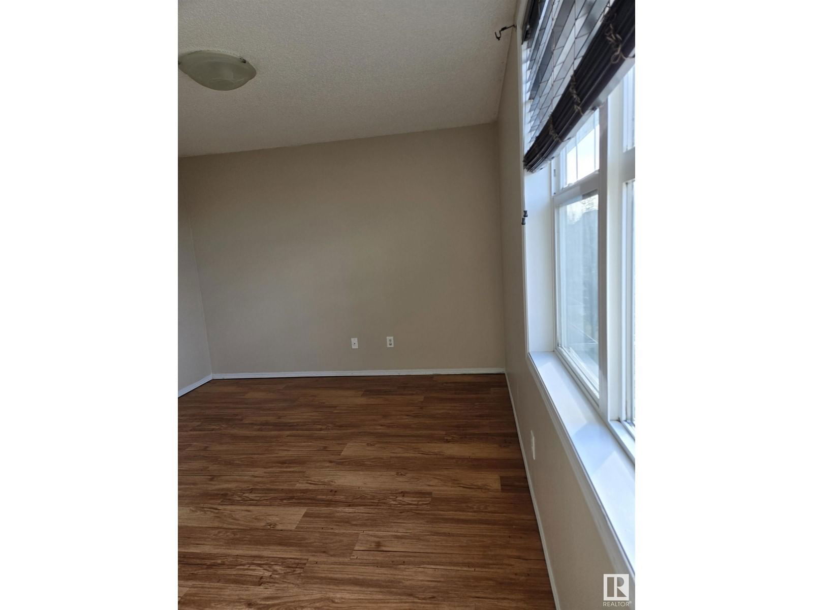 SW - 7113 21 AV Image 44