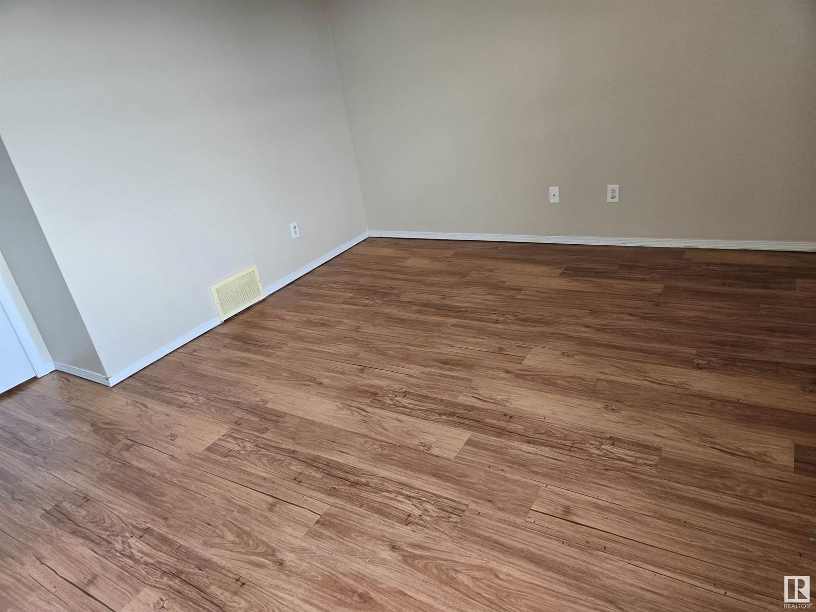 SW - 7113 21 AV Image 45