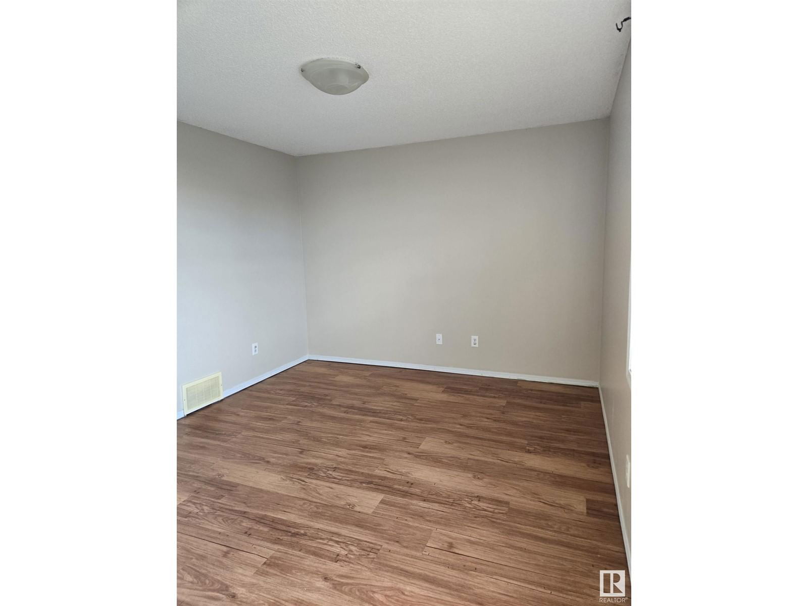 SW - 7113 21 AV Image 46