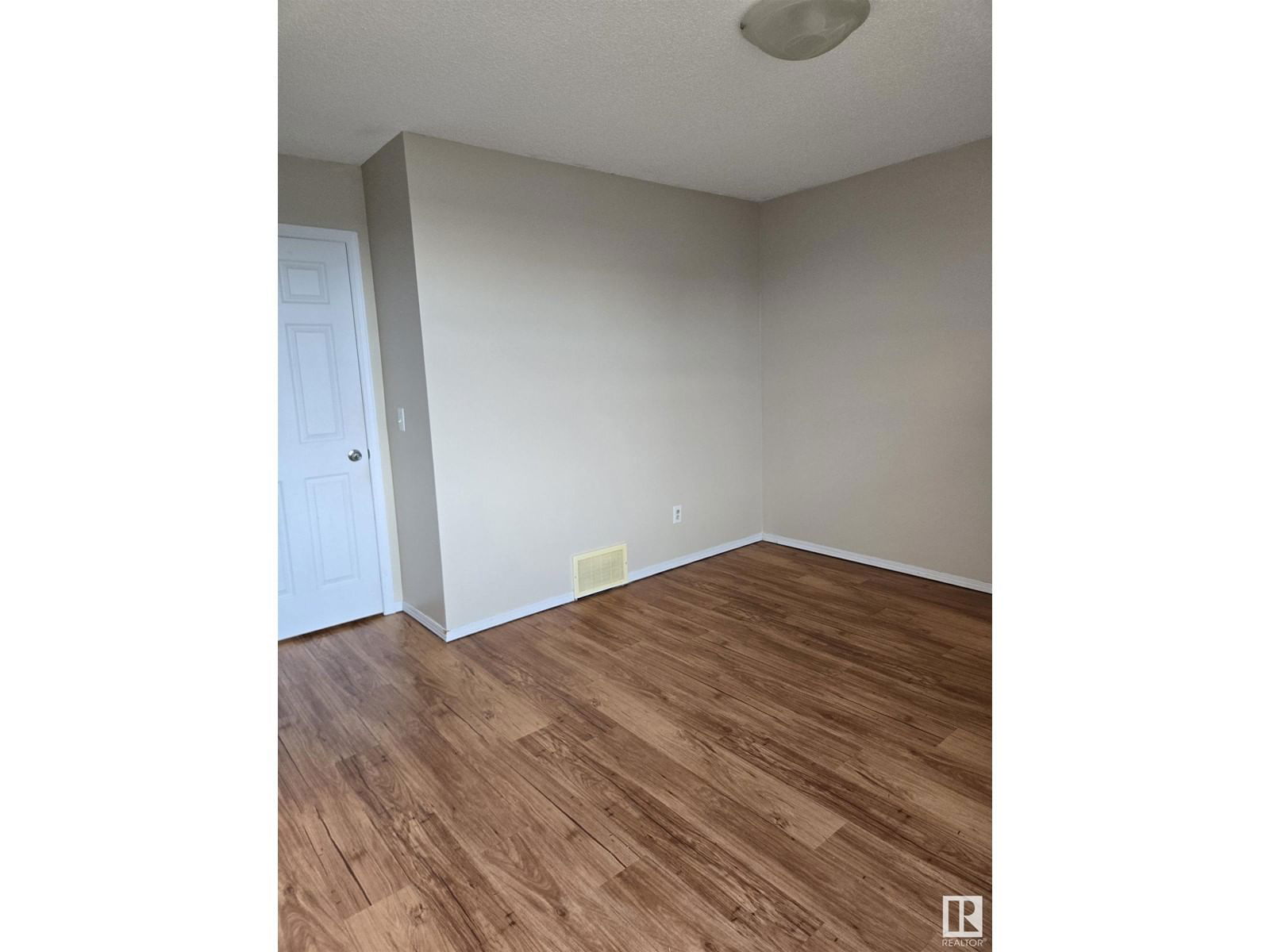SW - 7113 21 AV Image 47
