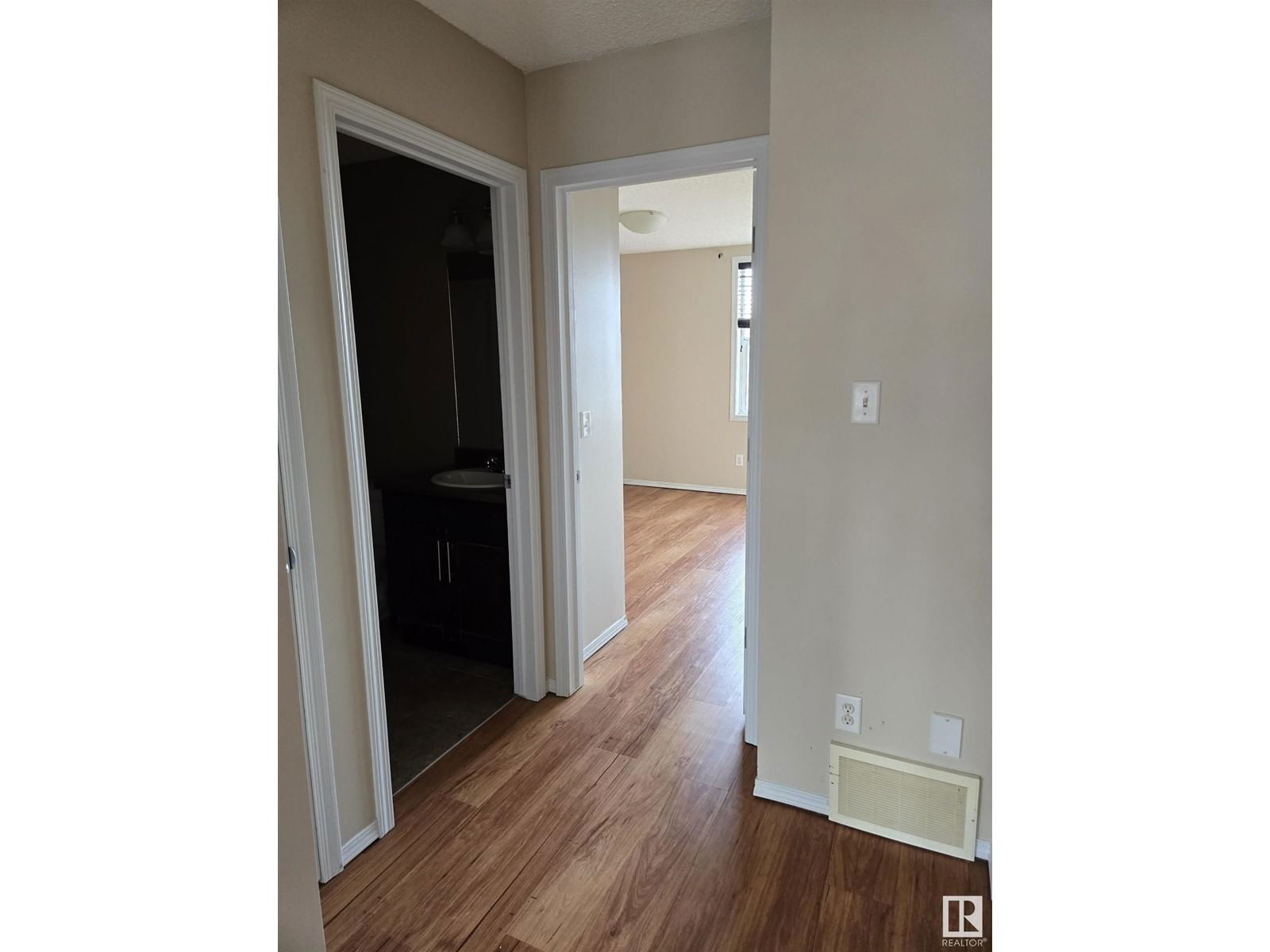 SW - 7113 21 AV Image 49