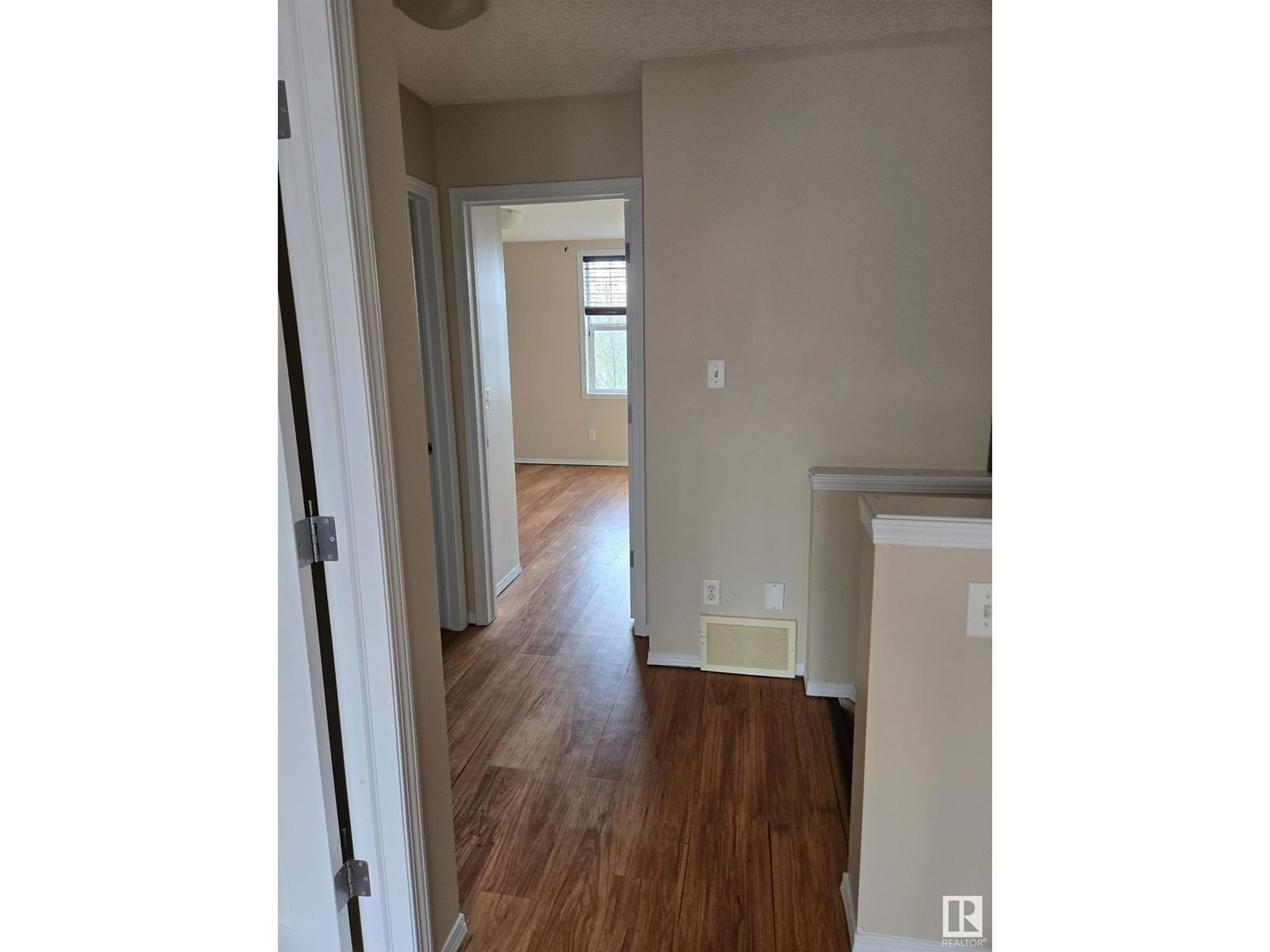 SW - 7113 21 AV Image 50
