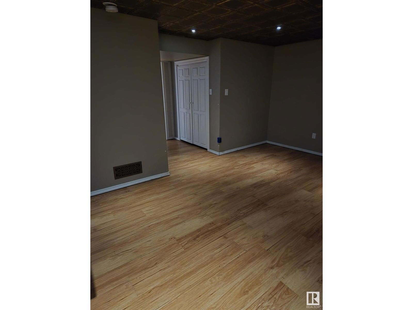 SW - 7113 21 AV Image 62