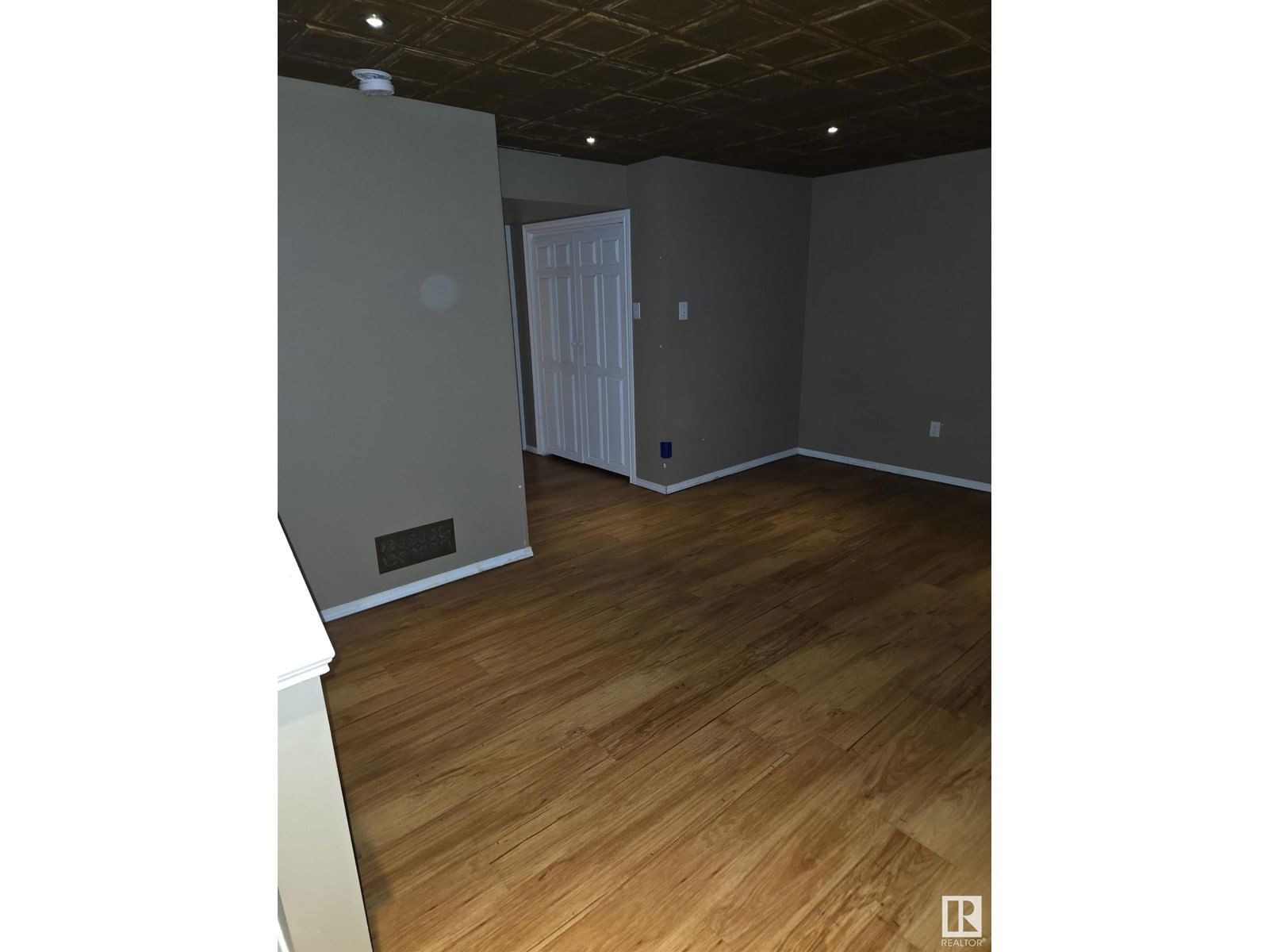 SW - 7113 21 AV Image 64