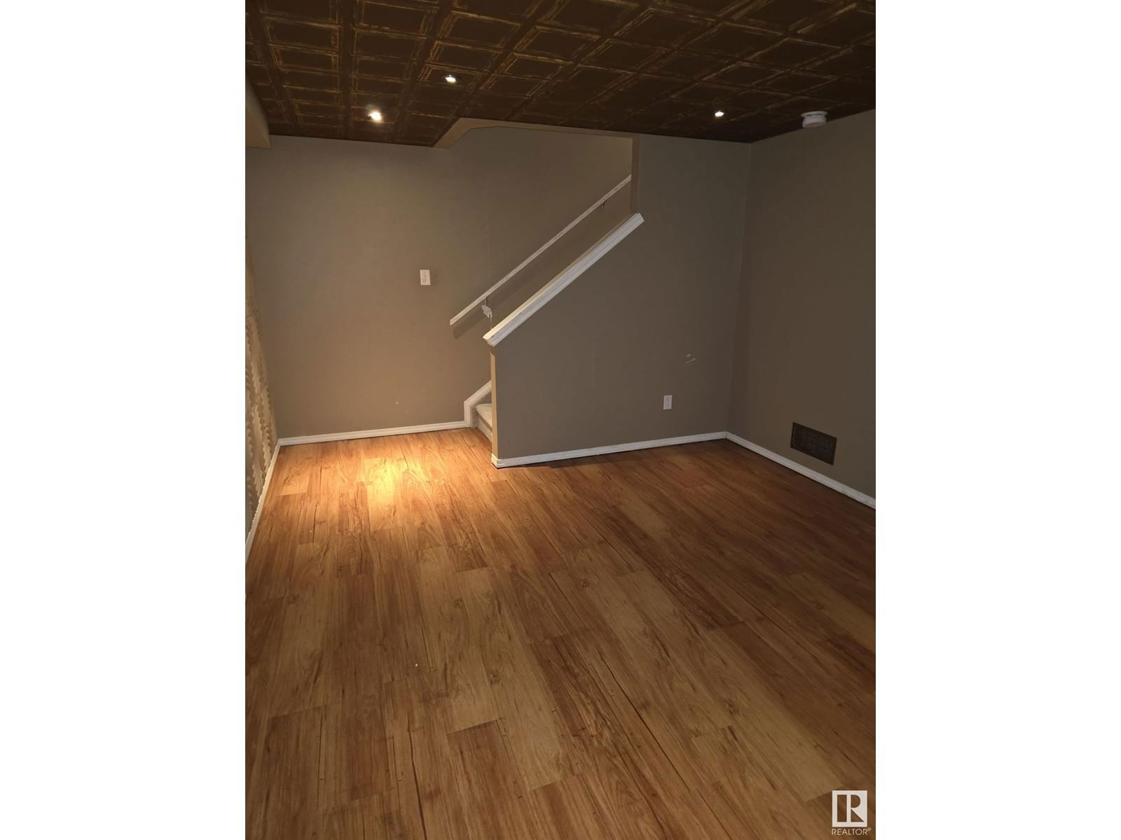 SW - 7113 21 AV Image 65