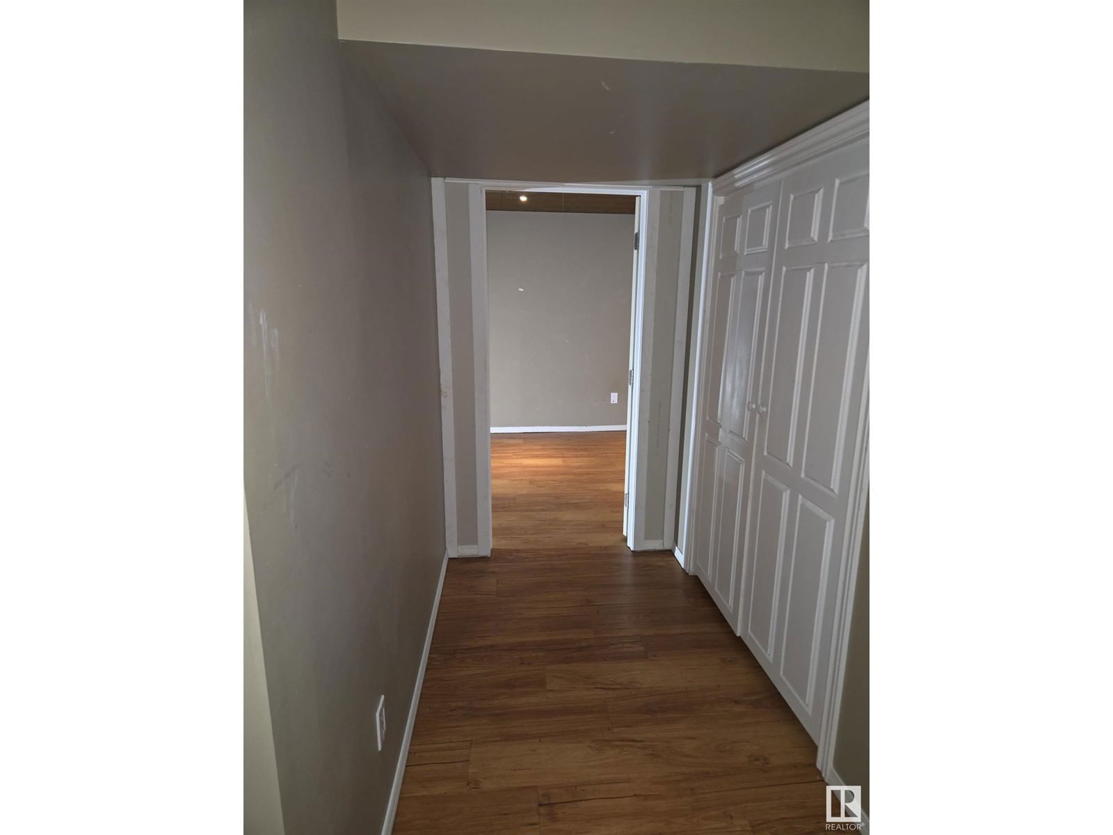 SW - 7113 21 AV Image 68