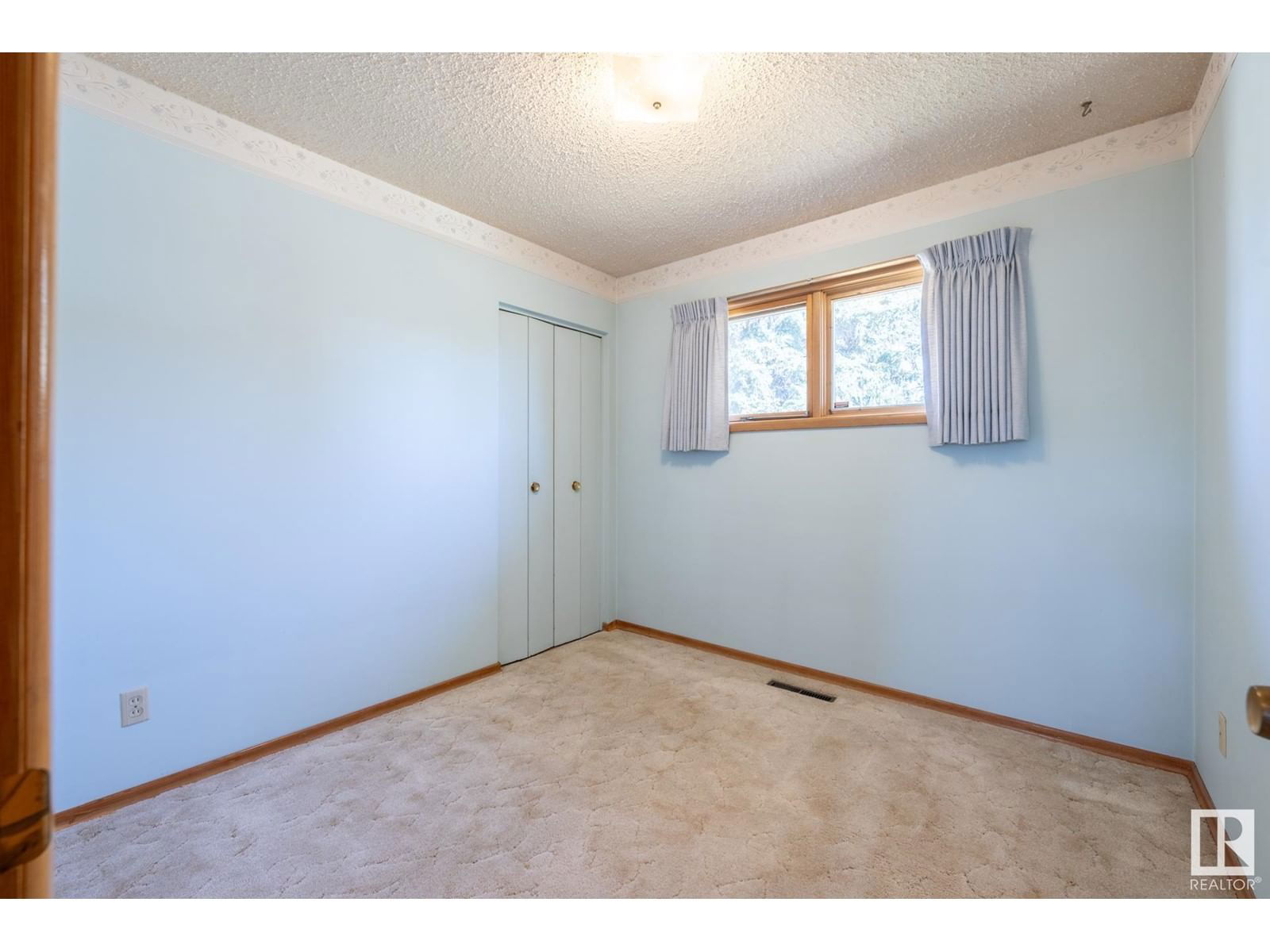 16013 93a Av Edmonton, Alberta