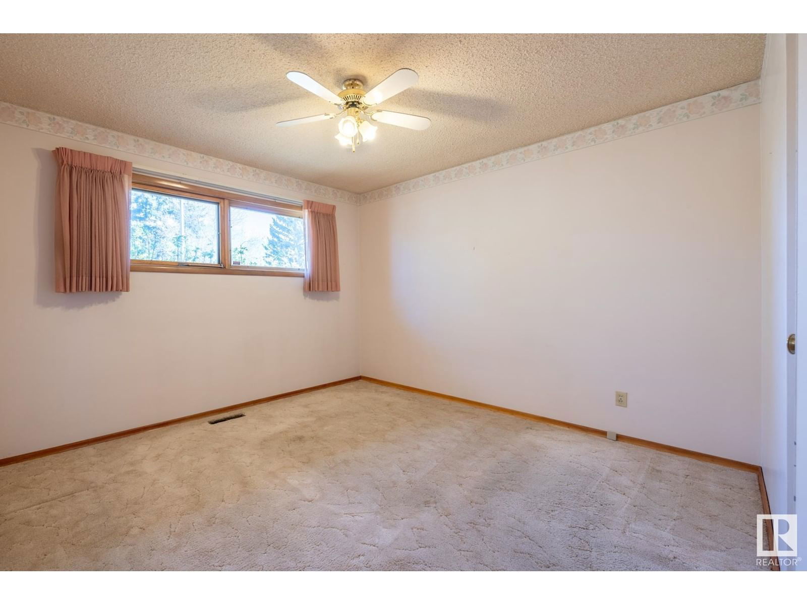 16013 93a Av Edmonton, Alberta