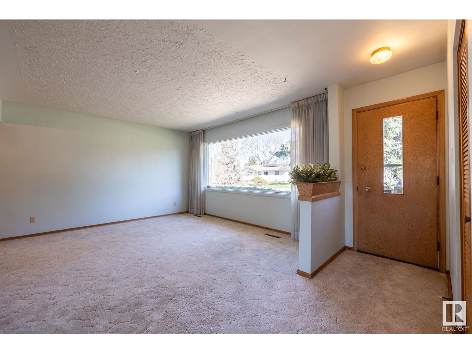 16013 93a Av Edmonton, Alberta