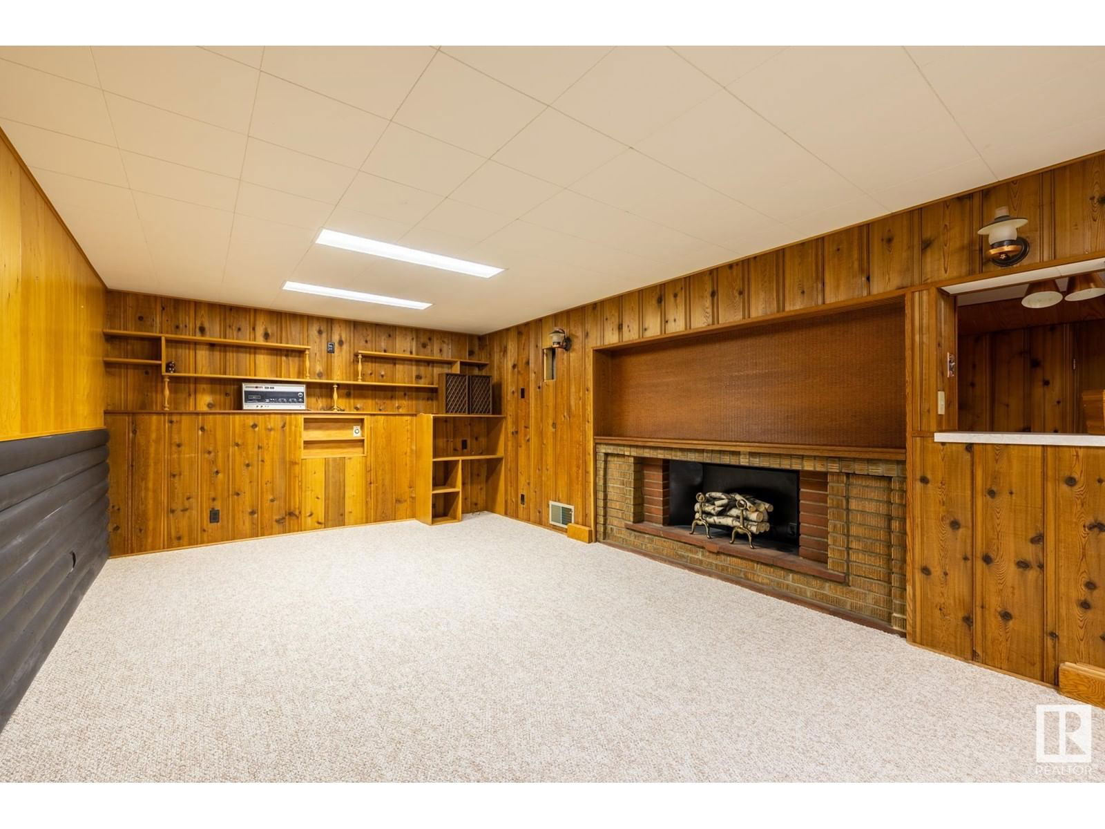 16013 93a Av Edmonton, Alberta