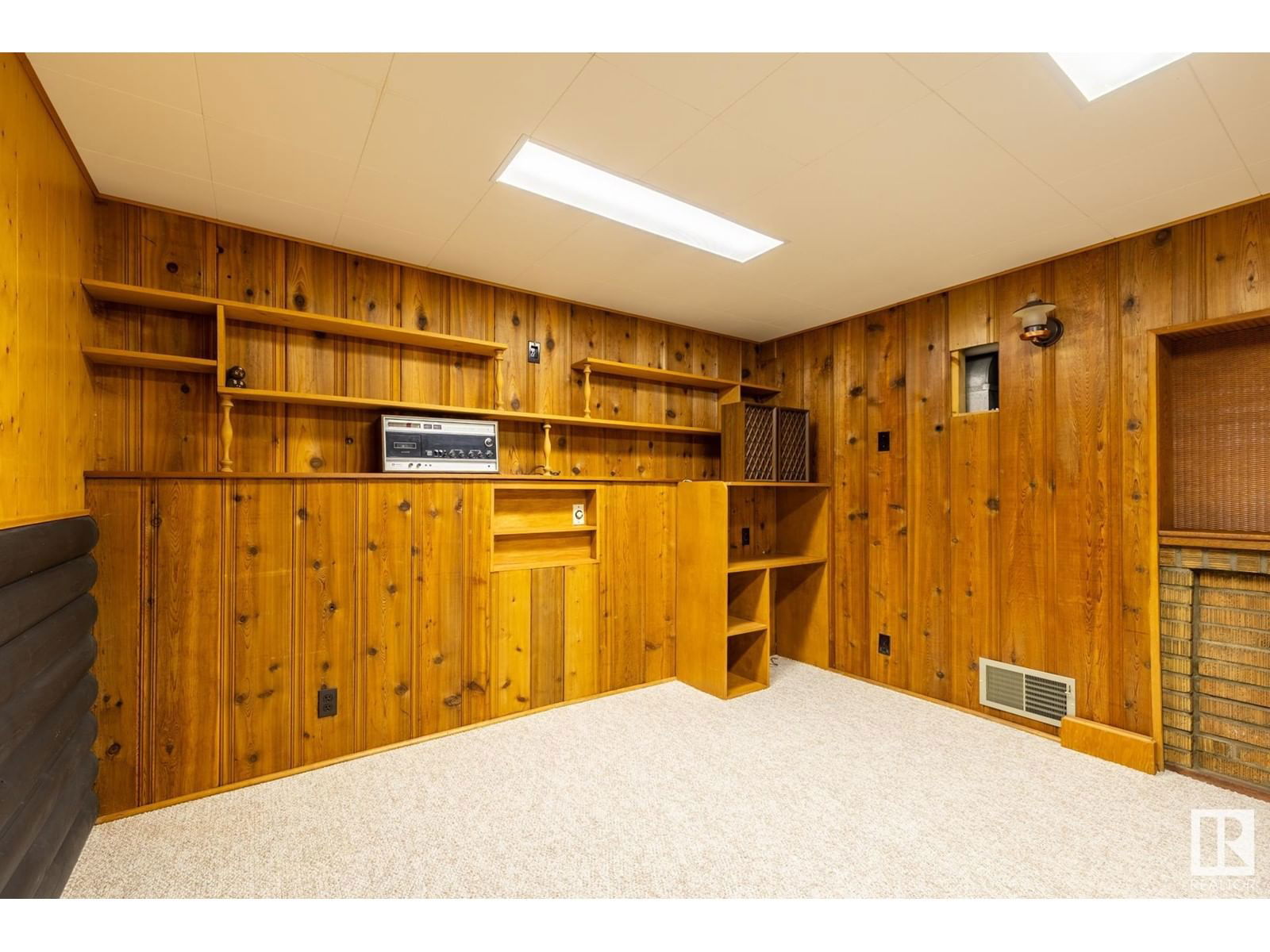 16013 93a Av Edmonton, Alberta